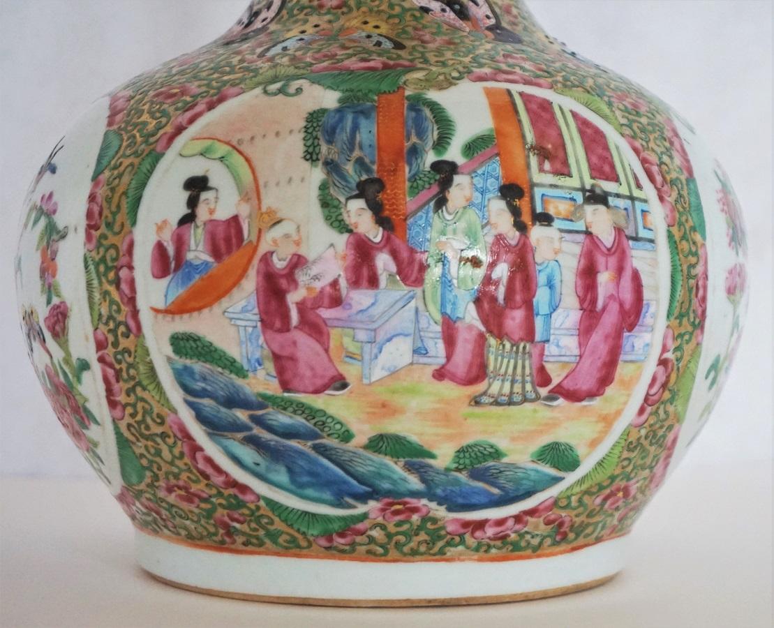 Chinese Export Rose Mandarin Lidded Bottle Vase, Early 19th Century For Sale 2