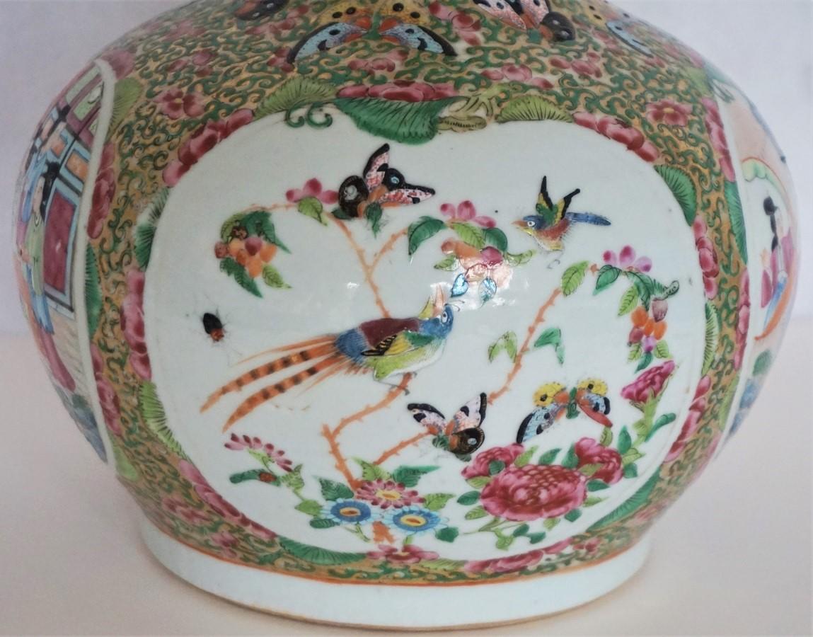 Chinese Export Rose Mandarin Lidded Bottle Vase, Early 19th Century For Sale 4