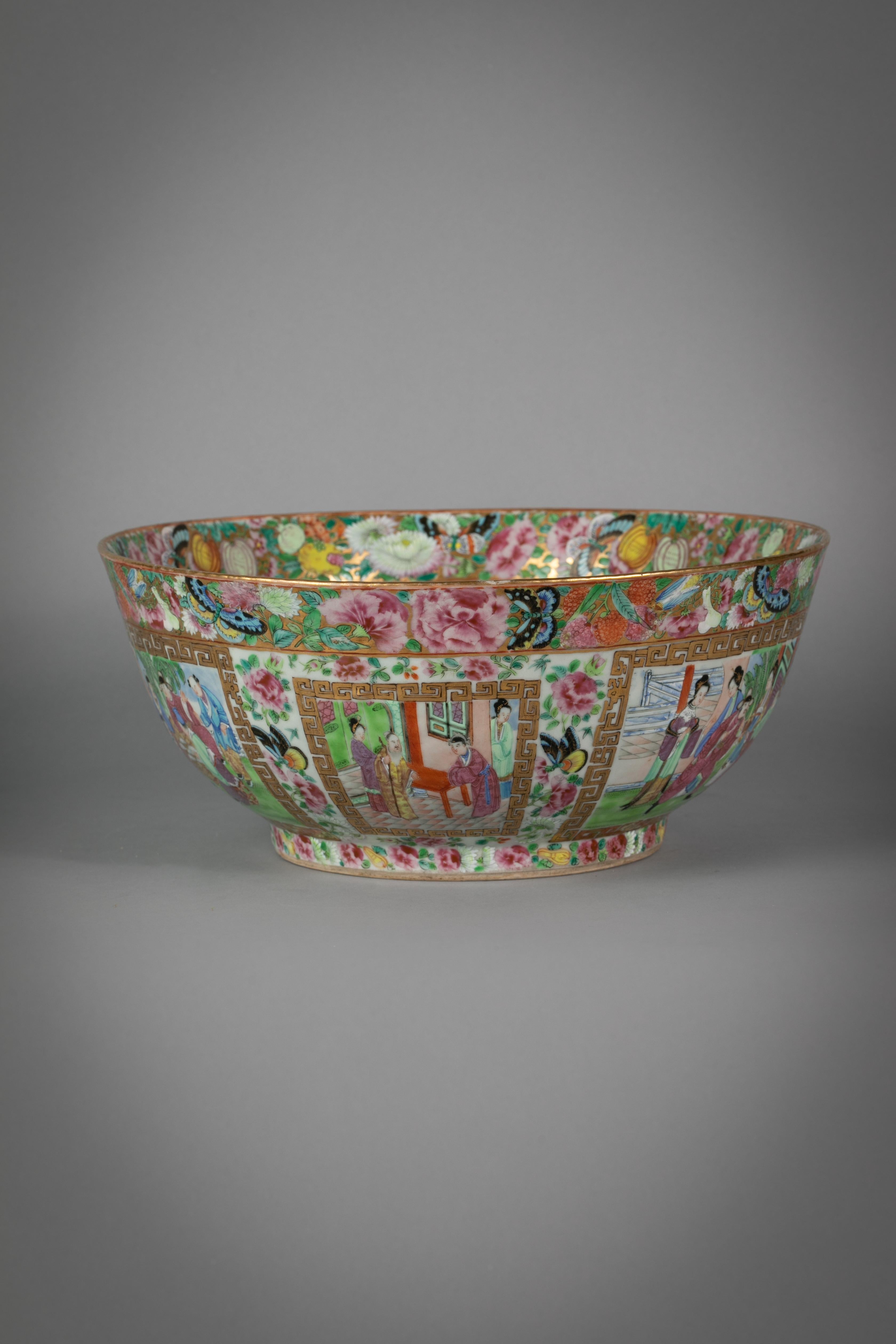 Chinese export rose Mandarin porcelain bowl, circa 1820.