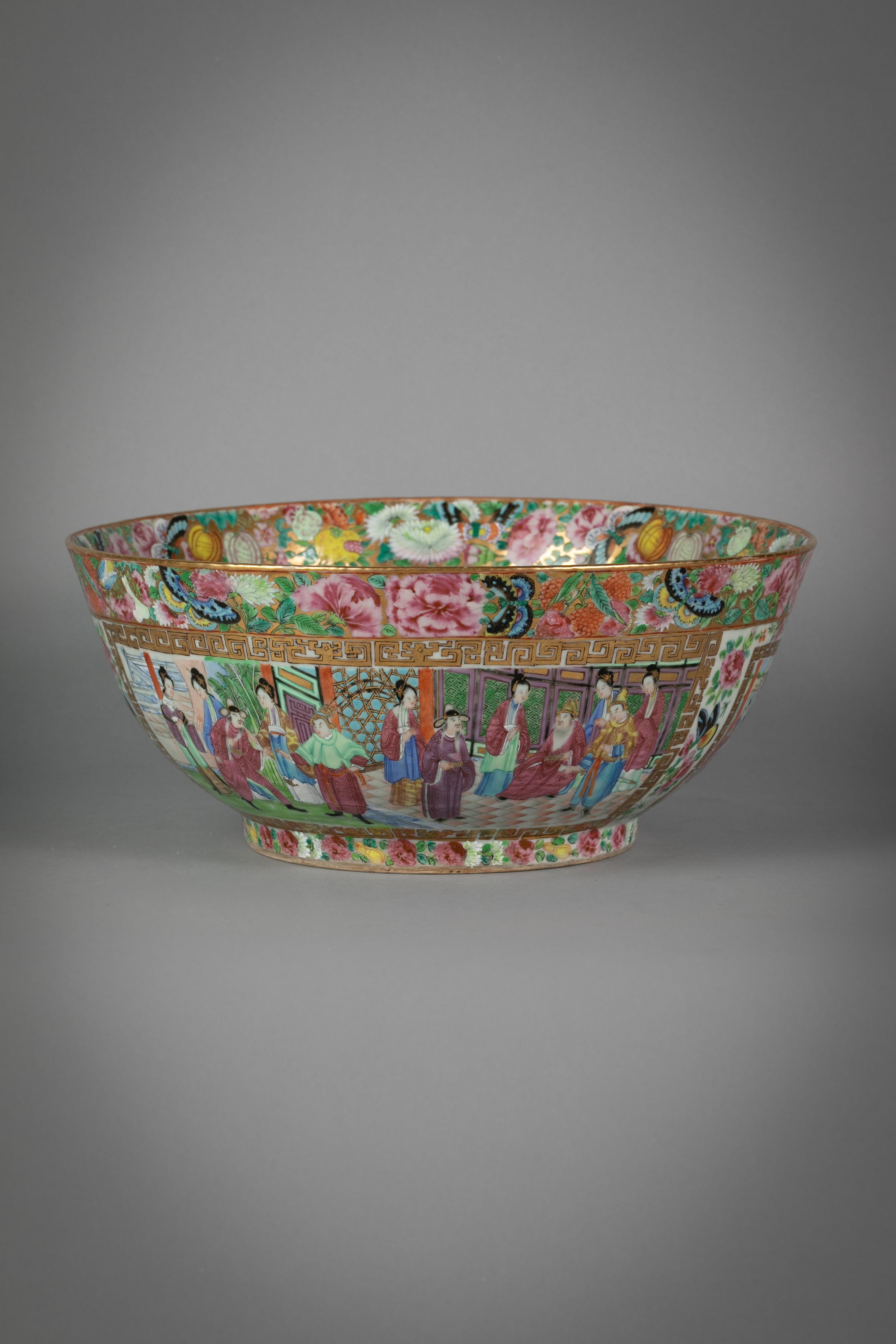 Chinese Export Rose Mandarin Porcelain Bowl, circa 1820 In Excellent Condition In New York, NY