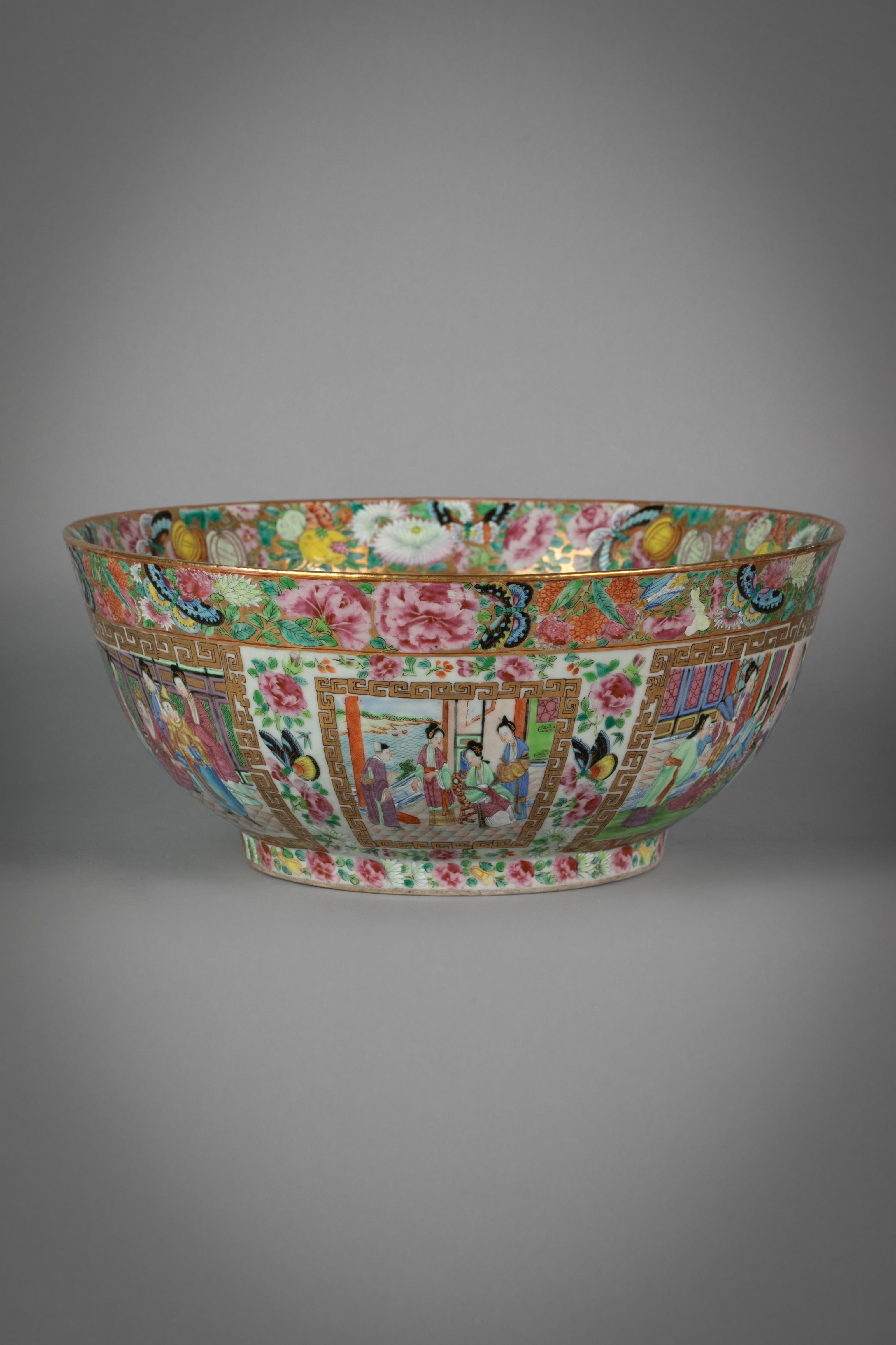 Early 19th Century Chinese Export Rose Mandarin Porcelain Bowl, circa 1820
