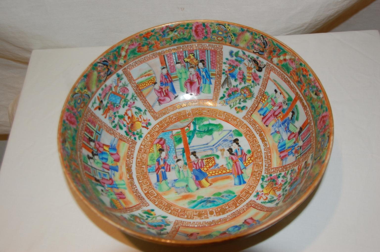 Ce bol à punch en forme de mandarine rose, exporté de Chine, a été peint à la main dans la première moitié du XIXe siècle avec des émaux surglacés de rose, vert, bleu, jaune et finement rehaussés d'or et de bordures complexes. La bordure supérieure