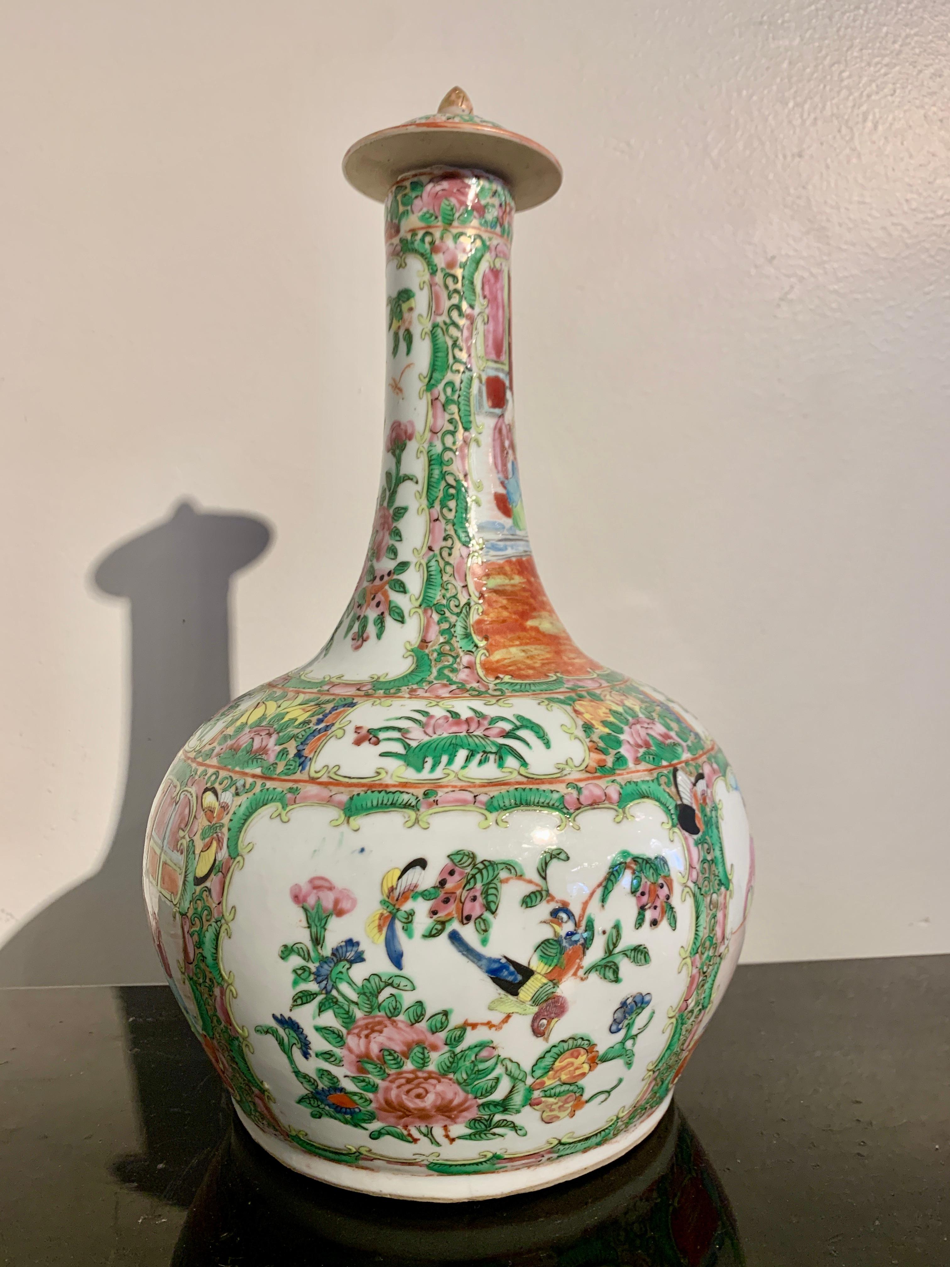 A lovely Chinese Export Rose Medallion large porcelain bottle vase and cover, mid to late 19th century, China. 

The porcelain vase of typical bottle form, with a rounded globular body and tall, narrow neck, and surmounted by a squat lid. The vase