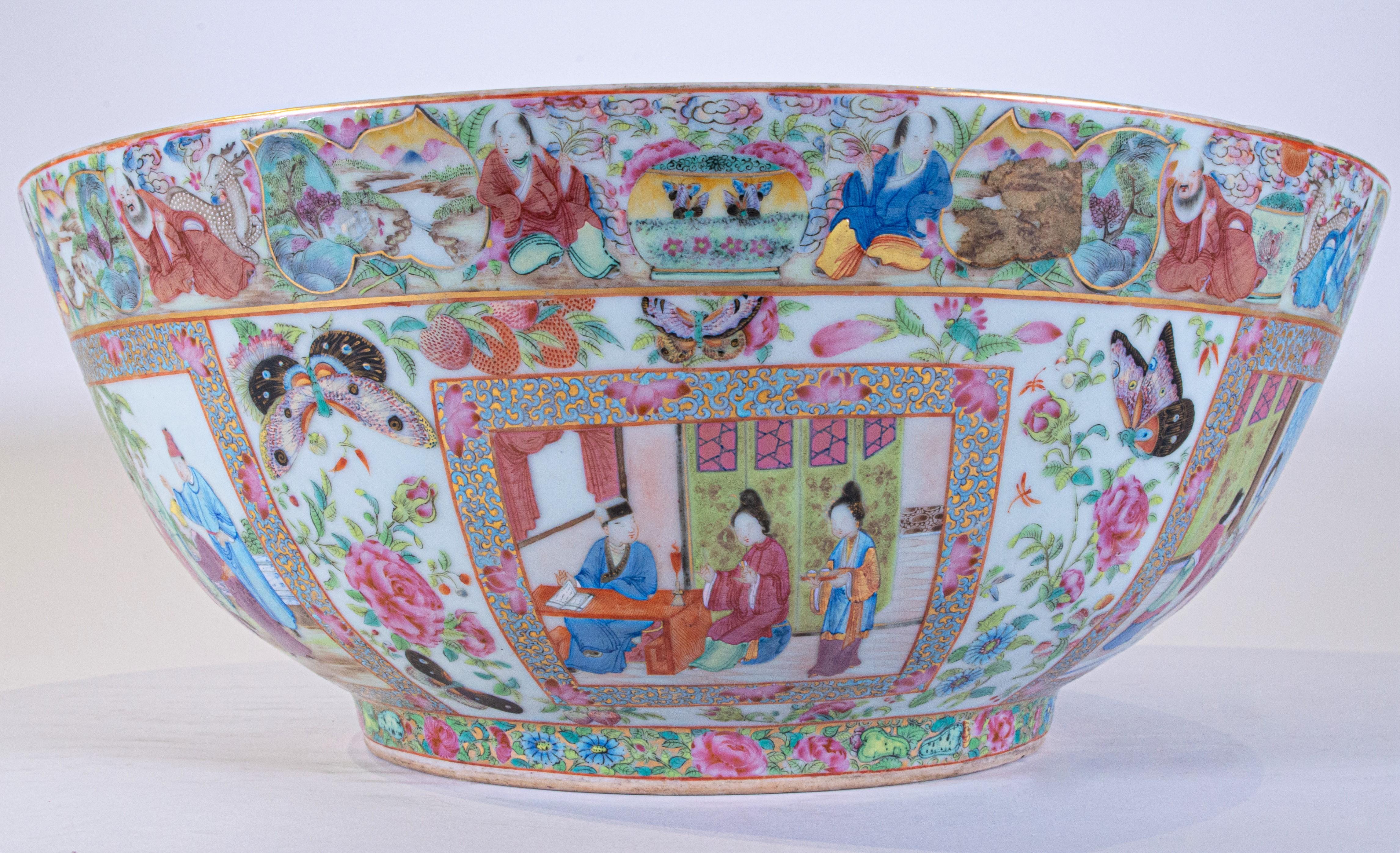 Bol à punch en porcelaine d'exportation chinoise à médaillon rose, avec plusieurs panneaux à cartouches. L'extérieur de ce magnifique bol est décoré de plusieurs panneaux représentant l'empereur et l'impératrice, des érudits, des assistants et des