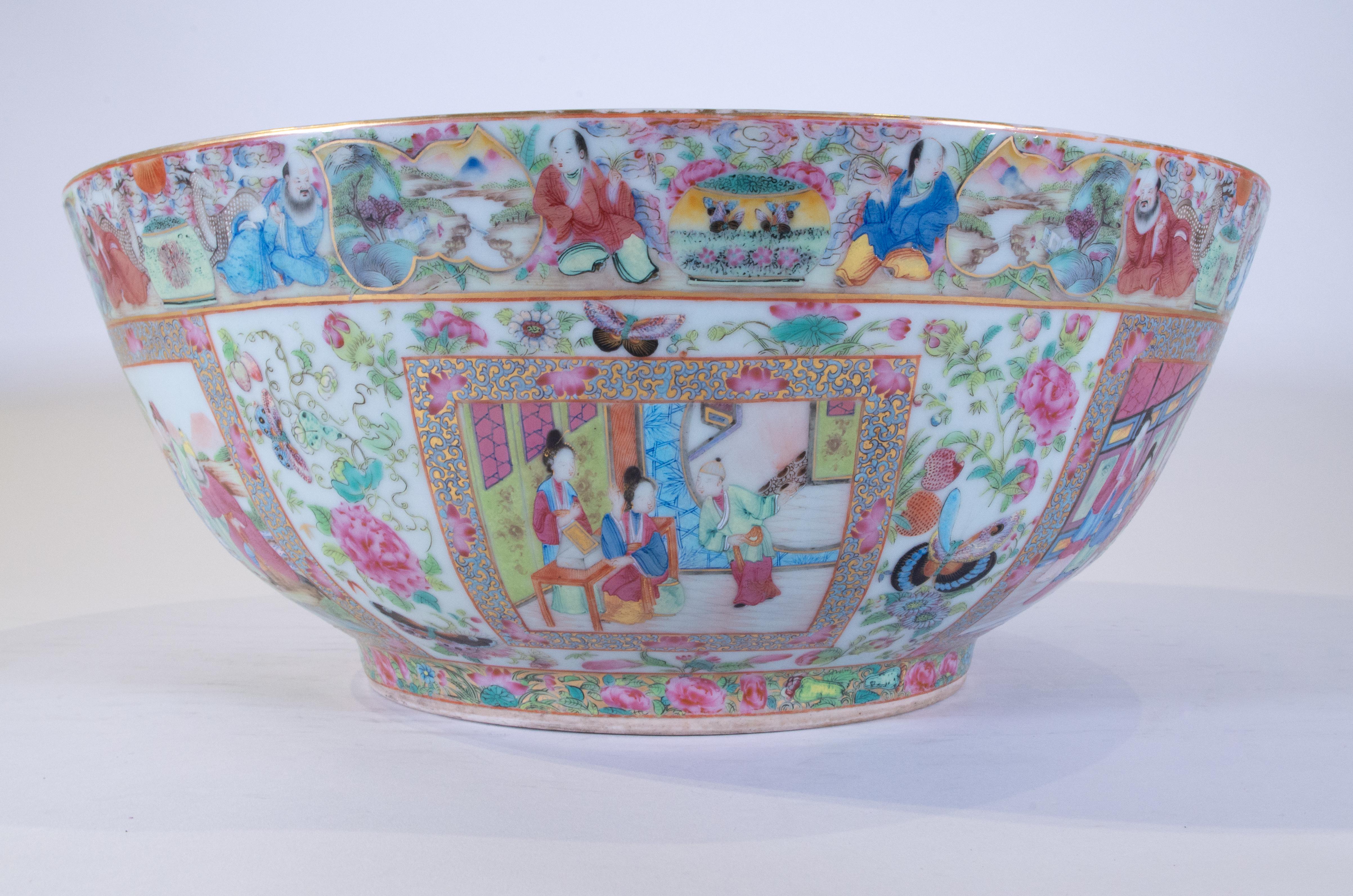 Chinois Bol à punchs Canton en porcelaine d'exportation chinoise à médaillon rose avec plusieurs cartoises en vente