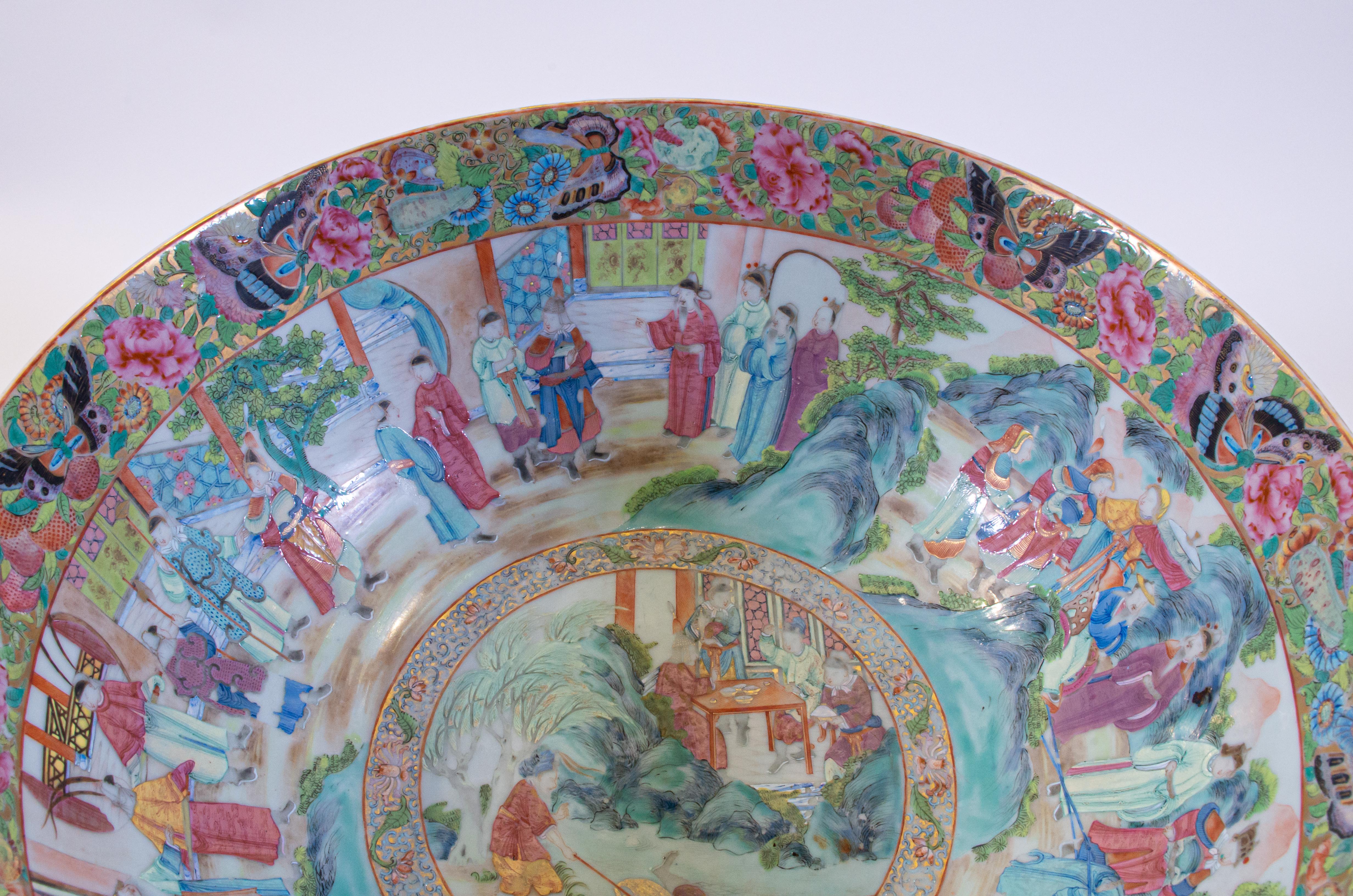 Chinese Export Rose Medallion Canton Porcelain Punch Bowl w/ Multiple Cartooges In Excellent Condition For Sale In New York, NY