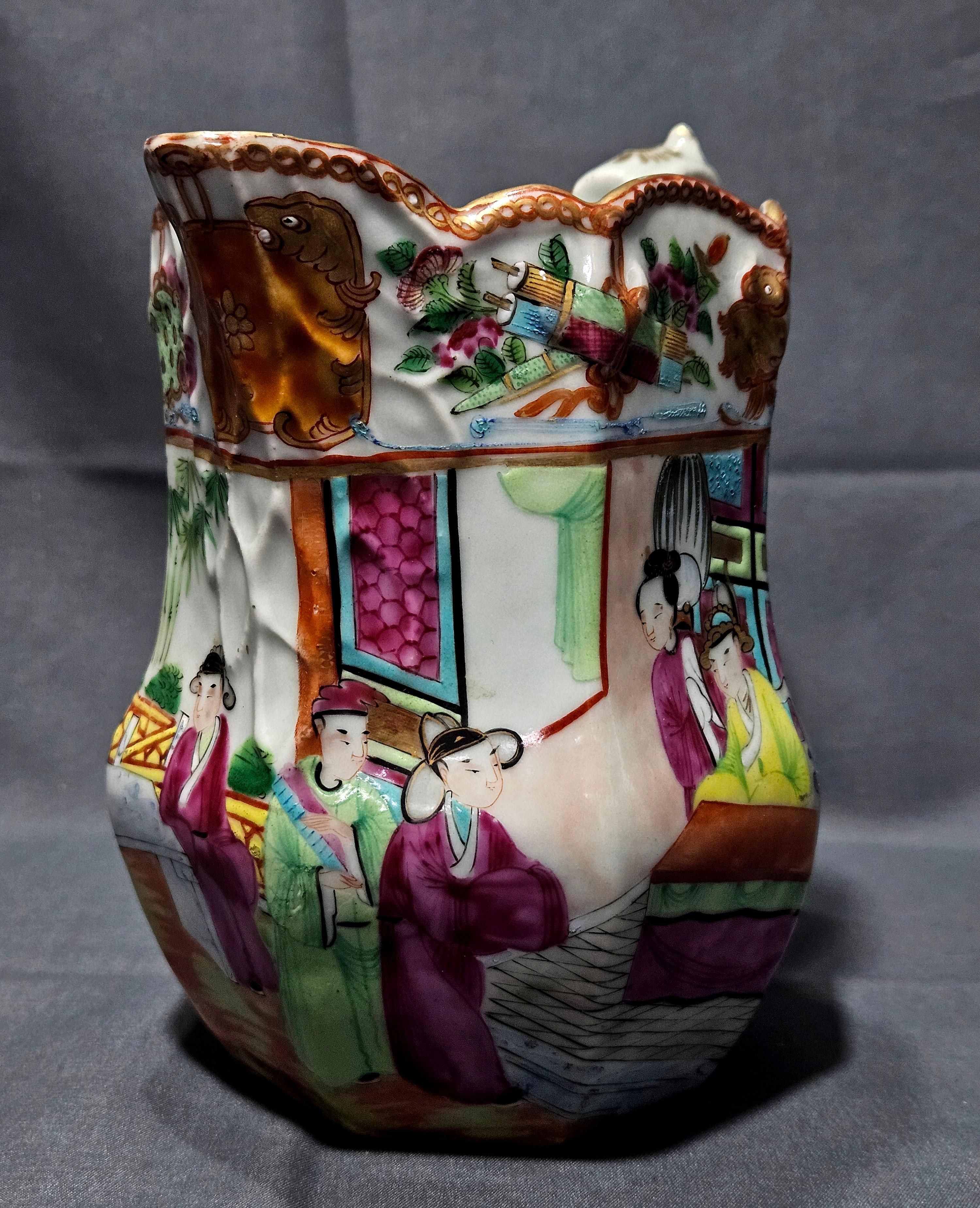 Chinesischer Export Rosenmedaillon Porzellankrug. 19. Jahrhundert (Handgefertigt) im Angebot