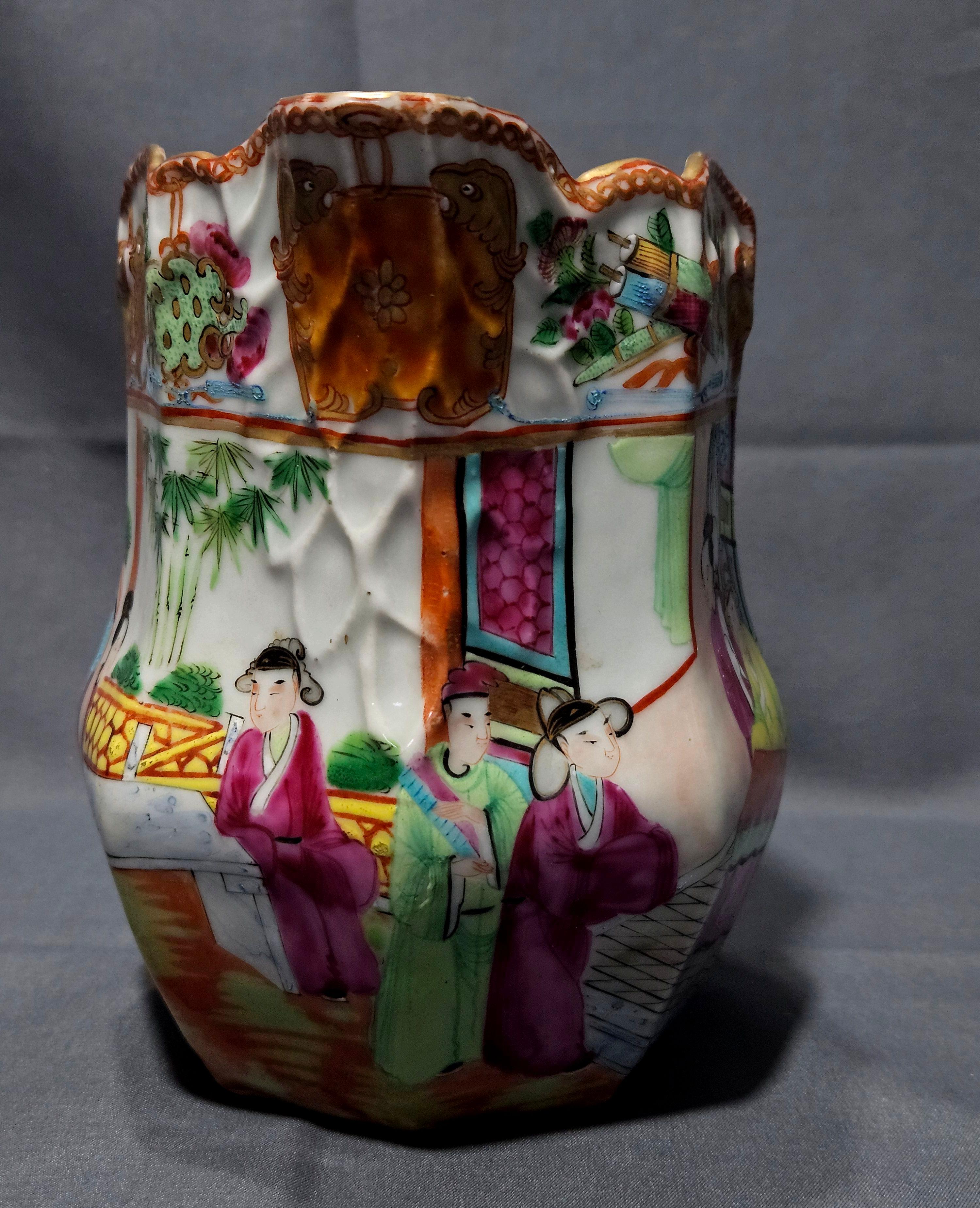 Chinesischer Export Rosenmedaillon Porzellankrug. 19. Jahrhundert im Zustand „Gut“ im Angebot in Norton, MA