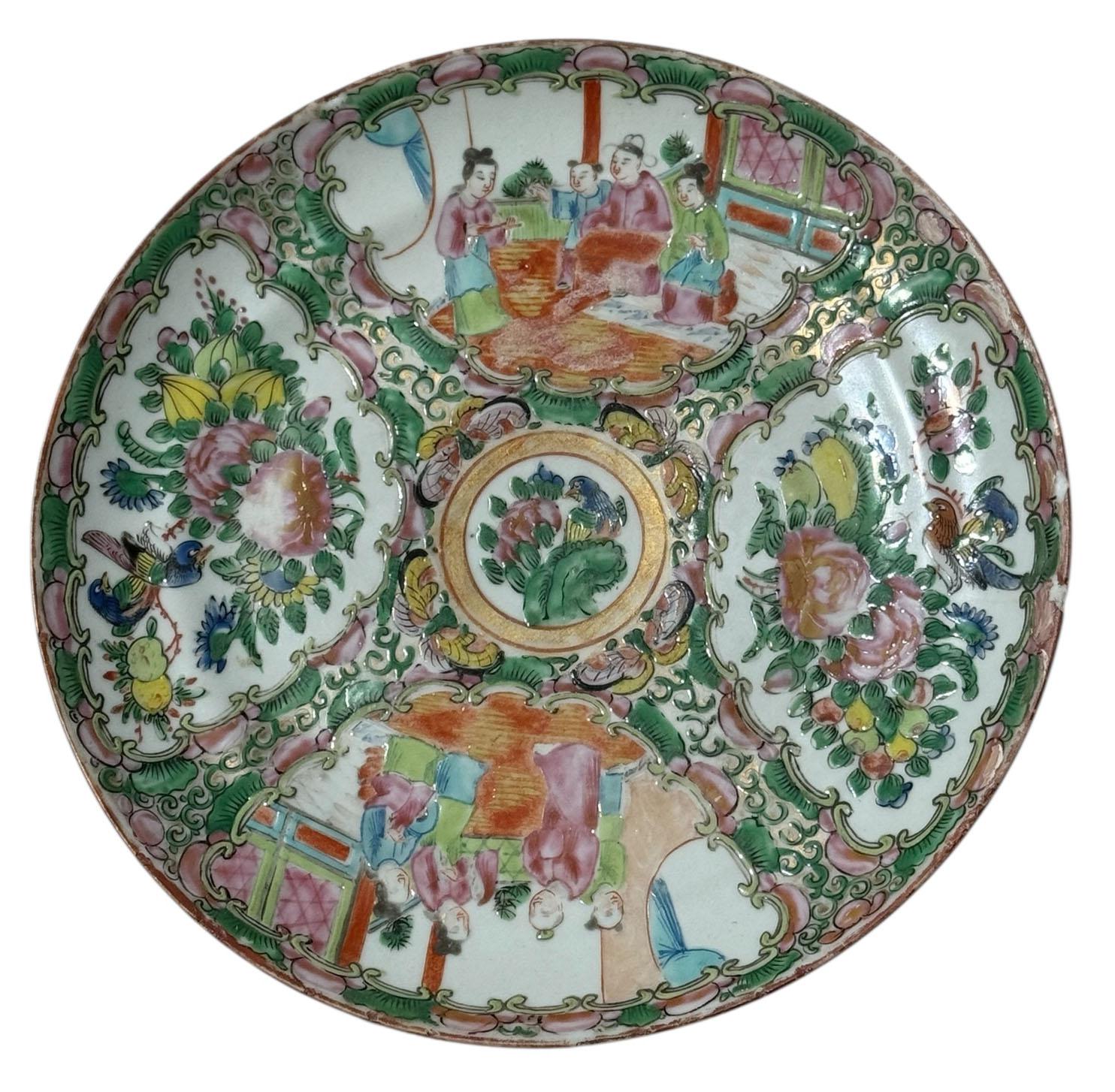 Plato de porcelana china de exportación con medallón de rosas, finamente decorado, que data de la dinastía Qing, hacia 1875. Pintado a mano con vivos esmaltes, el plato está ricamente detallado con paneles alternados de figuras cortesanas y arreglos