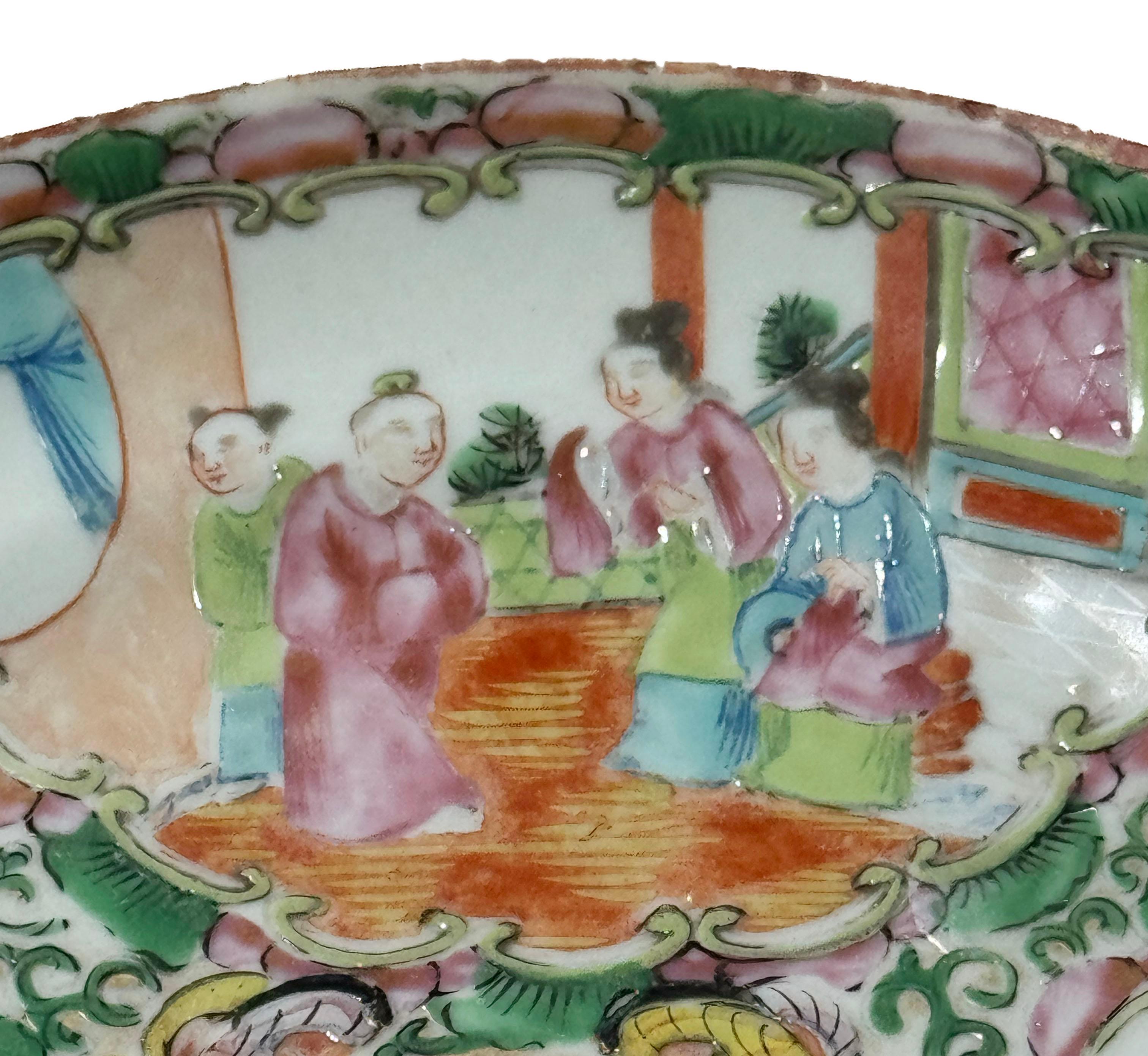 Plato de porcelana con medallón de rosas de exportación china, dinastía Qing, circa 1875 Chino en venta
