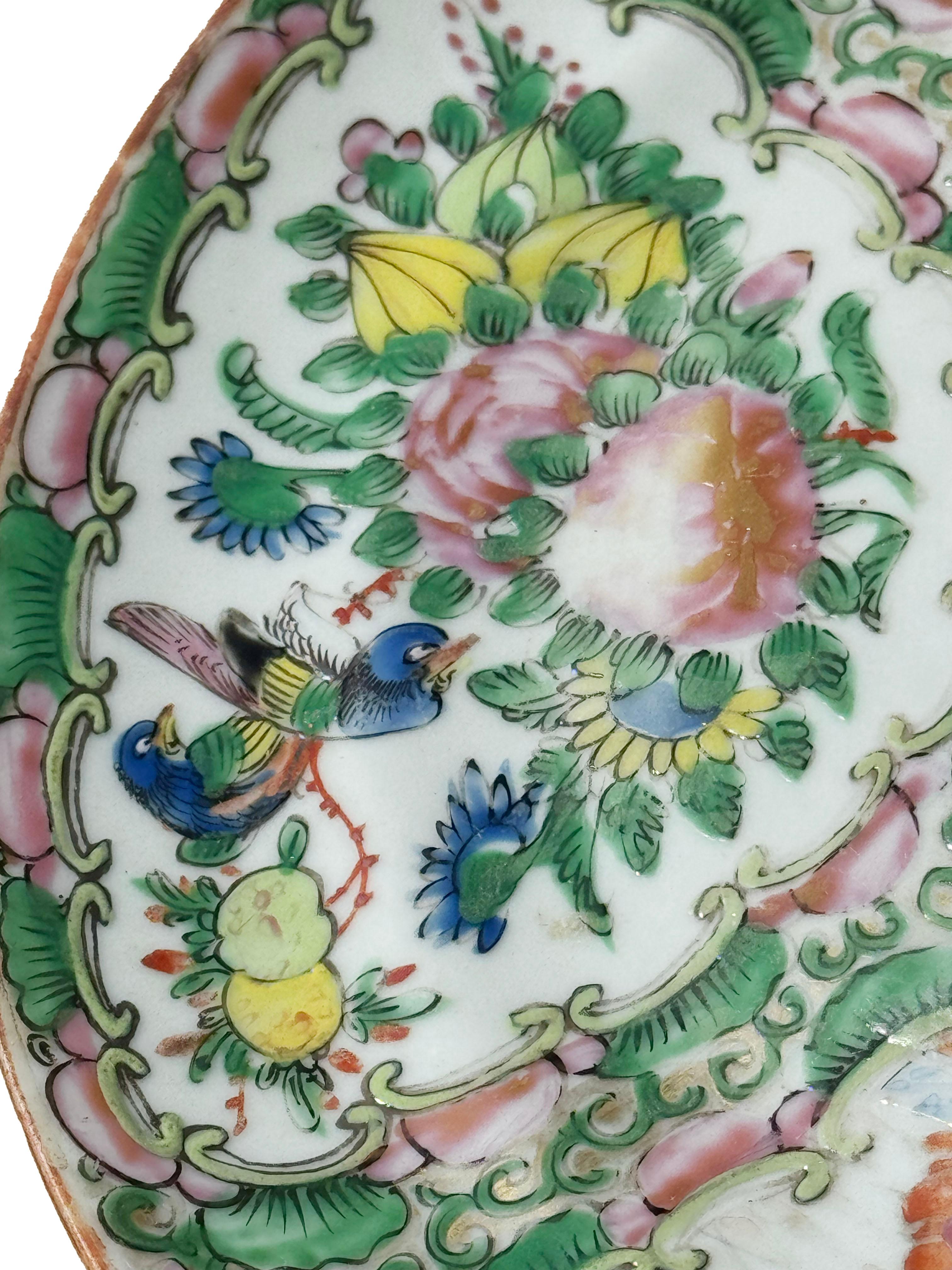 Plato de porcelana con medallón de rosas de exportación china, dinastía Qing, circa 1875 en Bueno estado para la venta en Clearwater, FL