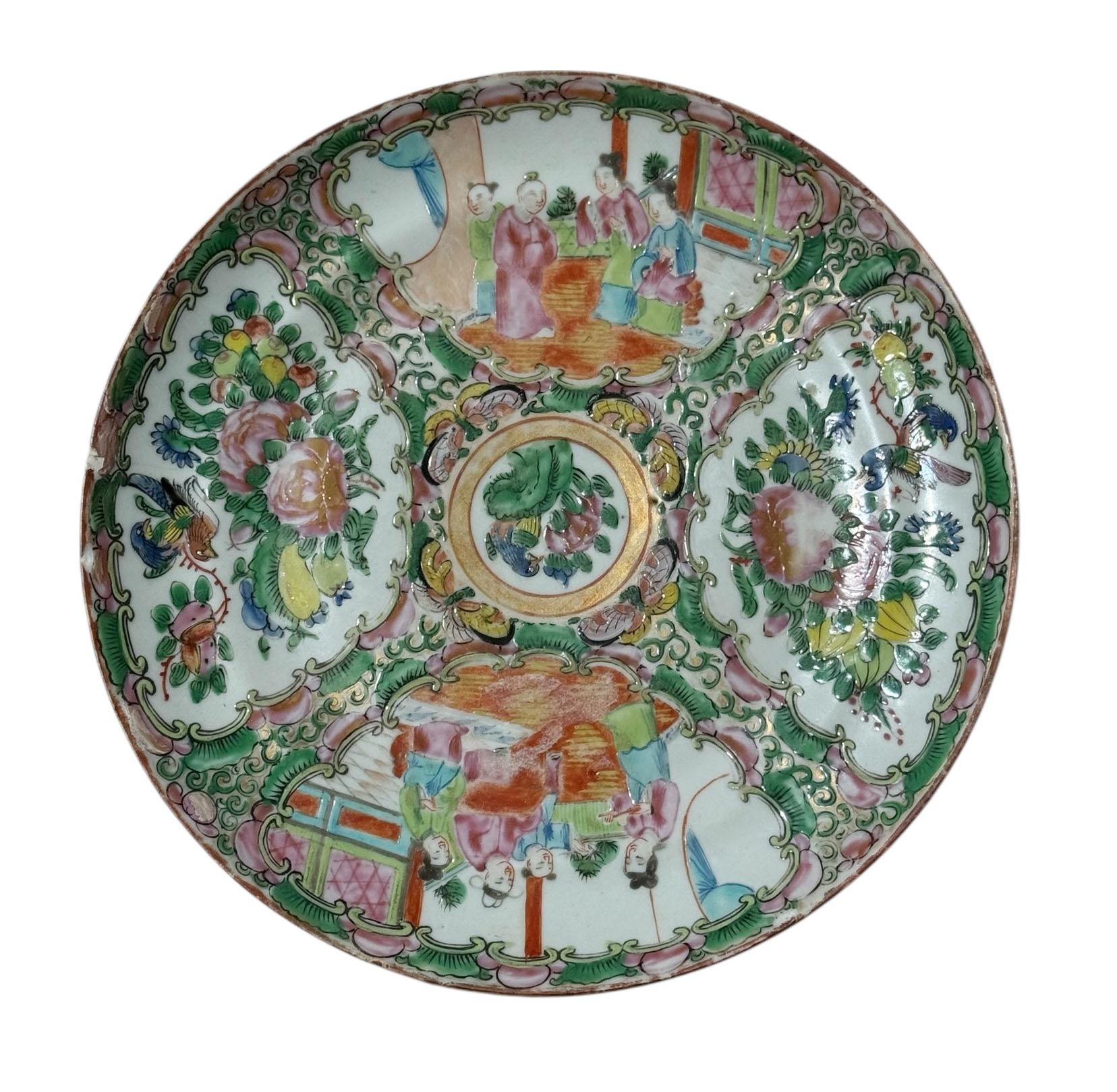 Plato de porcelana con medallón de rosas de exportación china, dinastía Qing, circa 1875 Fines del siglo XIX en venta