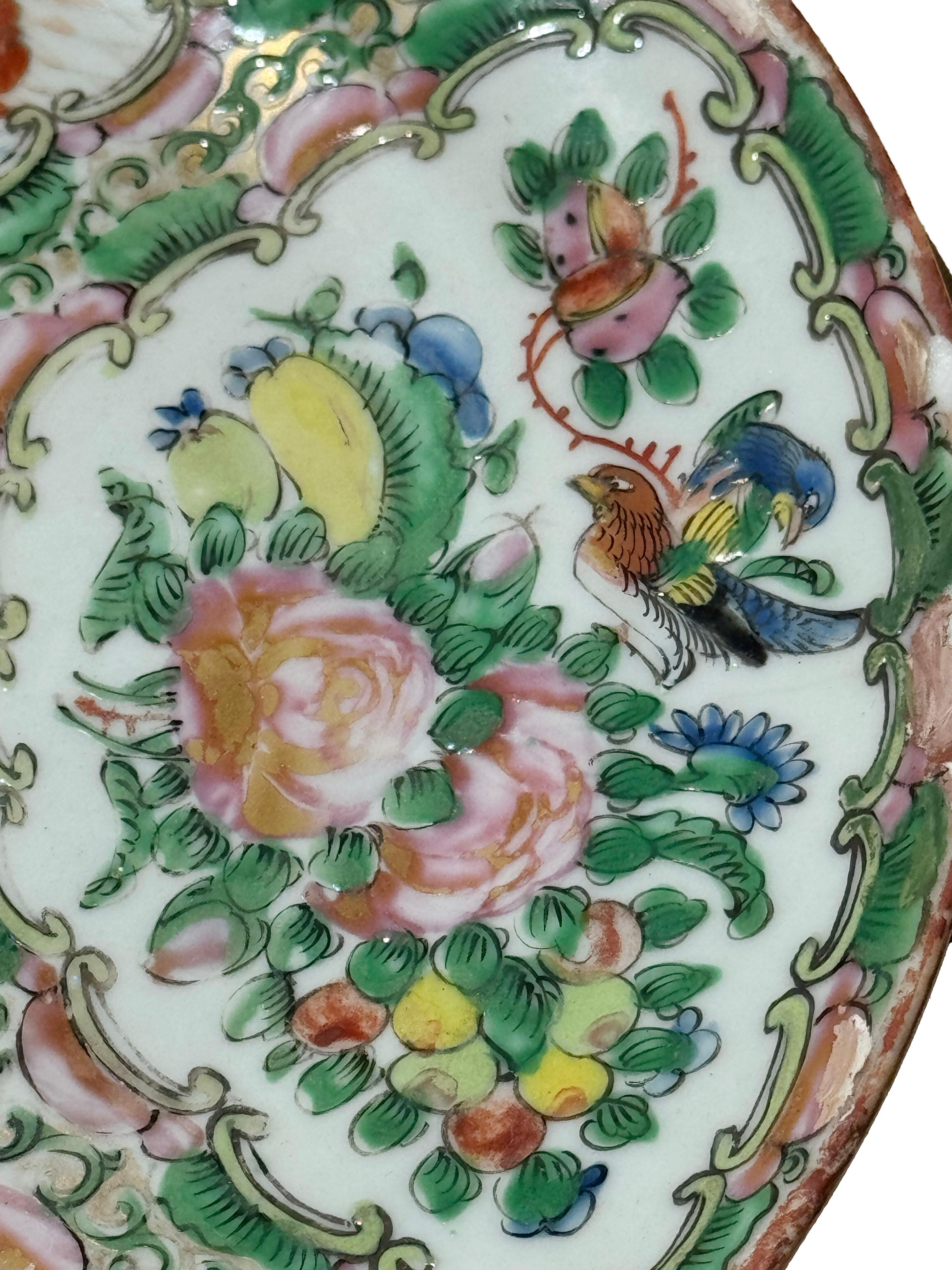 Plato de porcelana con medallón de rosas de exportación china, dinastía Qing, circa 1875 Porcelana en venta
