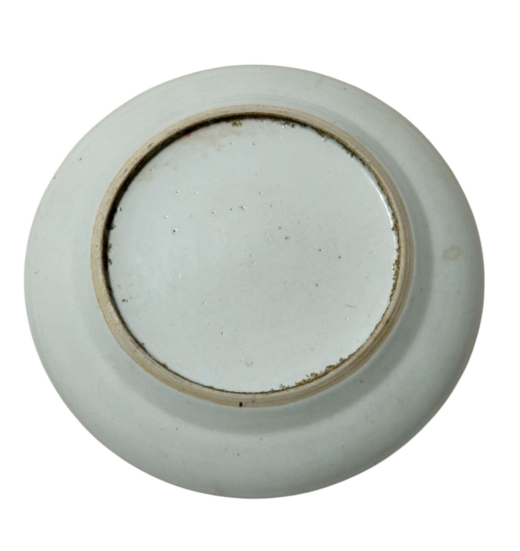 Plato de porcelana con medallón de rosas de exportación china, dinastía Qing, circa 1875 en venta 1
