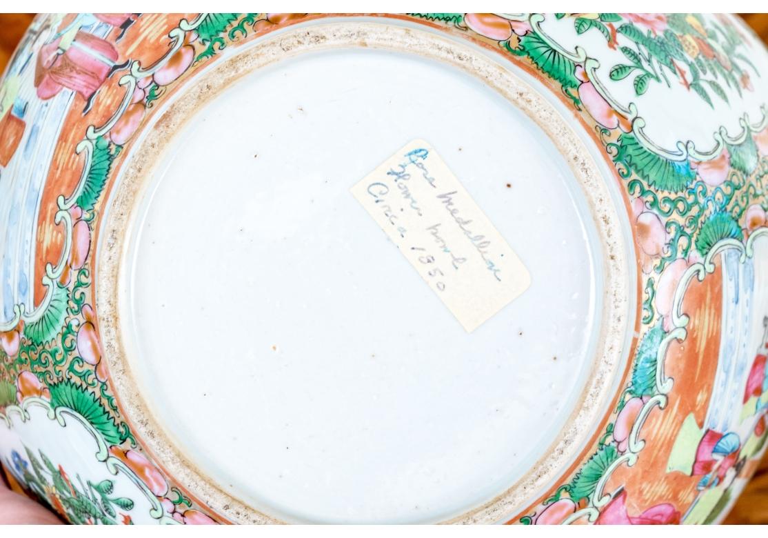 Peint à la main Bol quadrilobé à médaillon rose d'exportation chinoise, vers 1850 1850 en vente