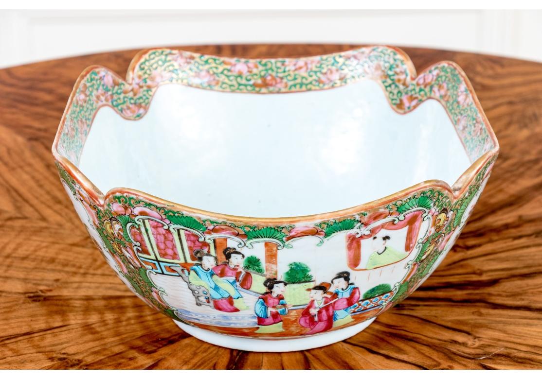 Bol quadrilobé à médaillon rose d'exportation chinoise, vers 1850 1850 État moyen - En vente à Bridgeport, CT