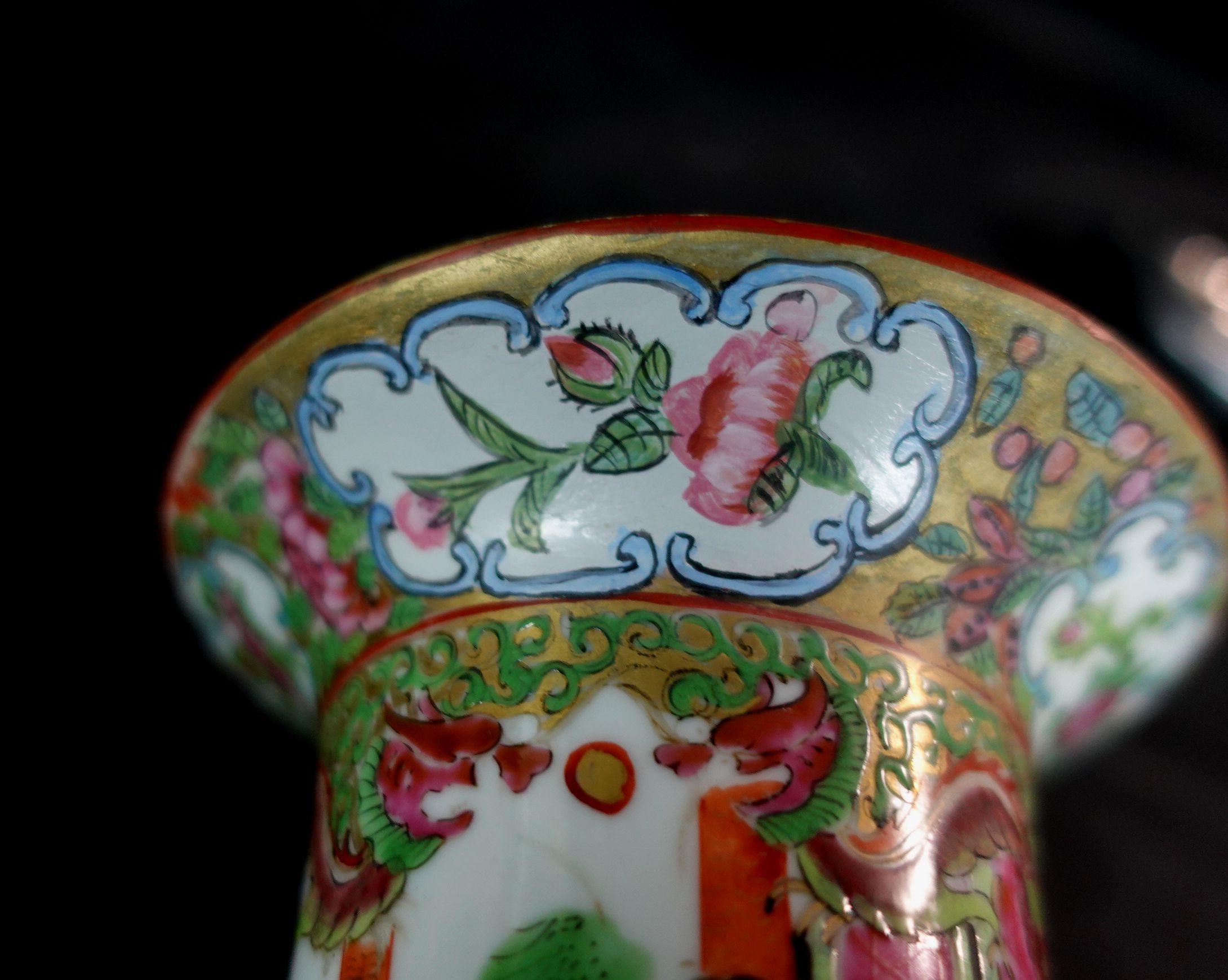 Chinese Export Rose Medallion Vase with Flared Rim, 19th Century For Sale 5