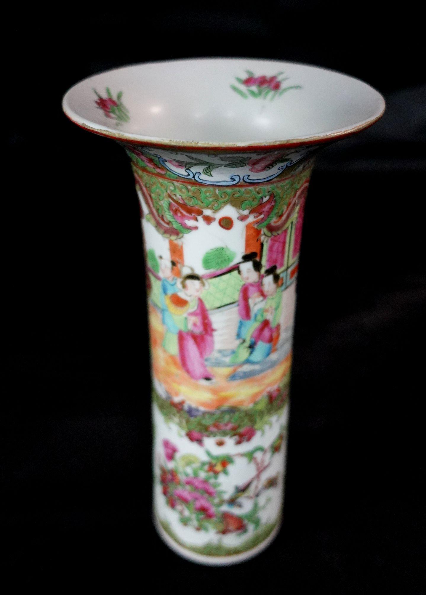 Chinese Export Rose Medallion Vase with Flared Rim, 19th Century For Sale 3
