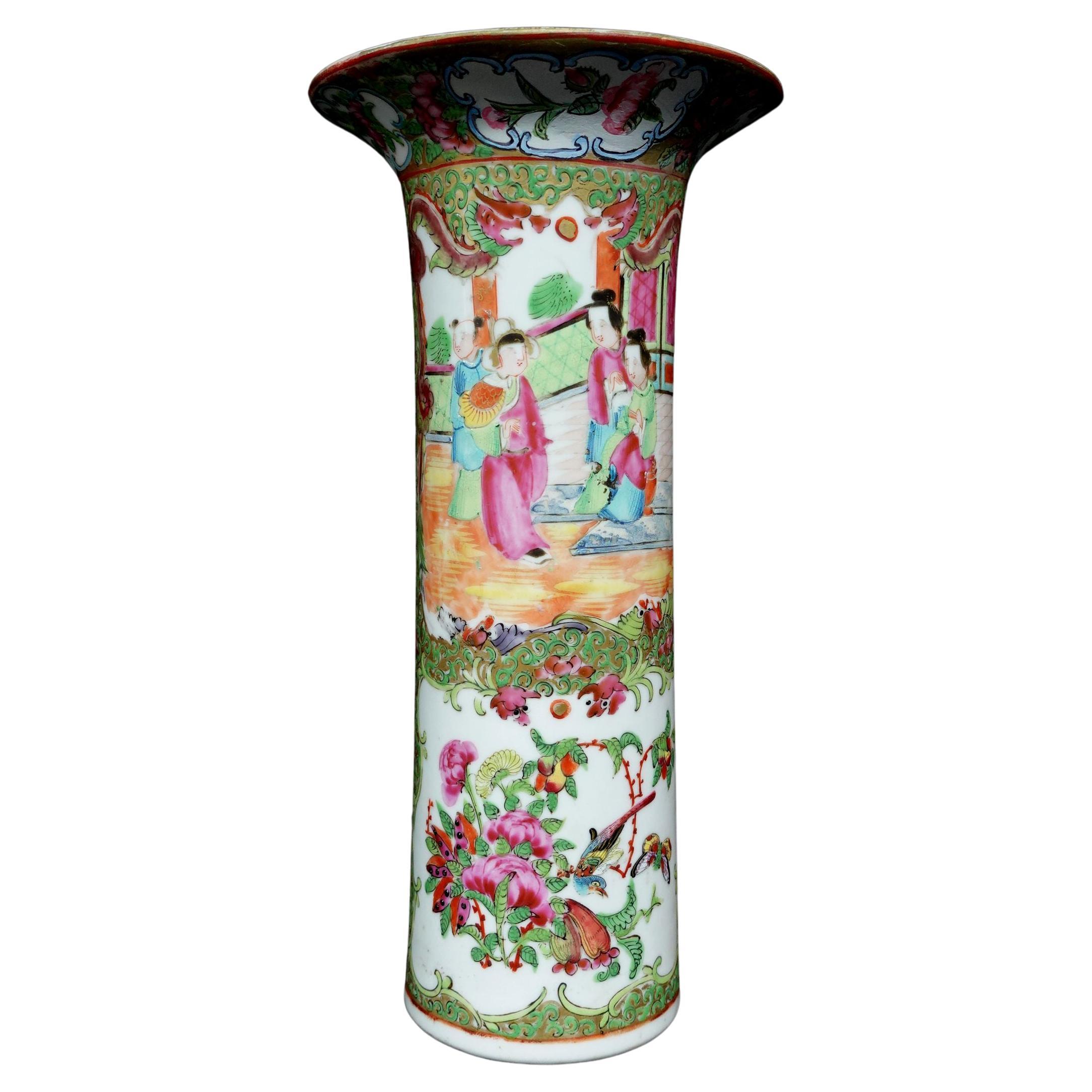 Chinesische Exportvase mit Rosenmedaillon und ausgestelltem Rand, 19.