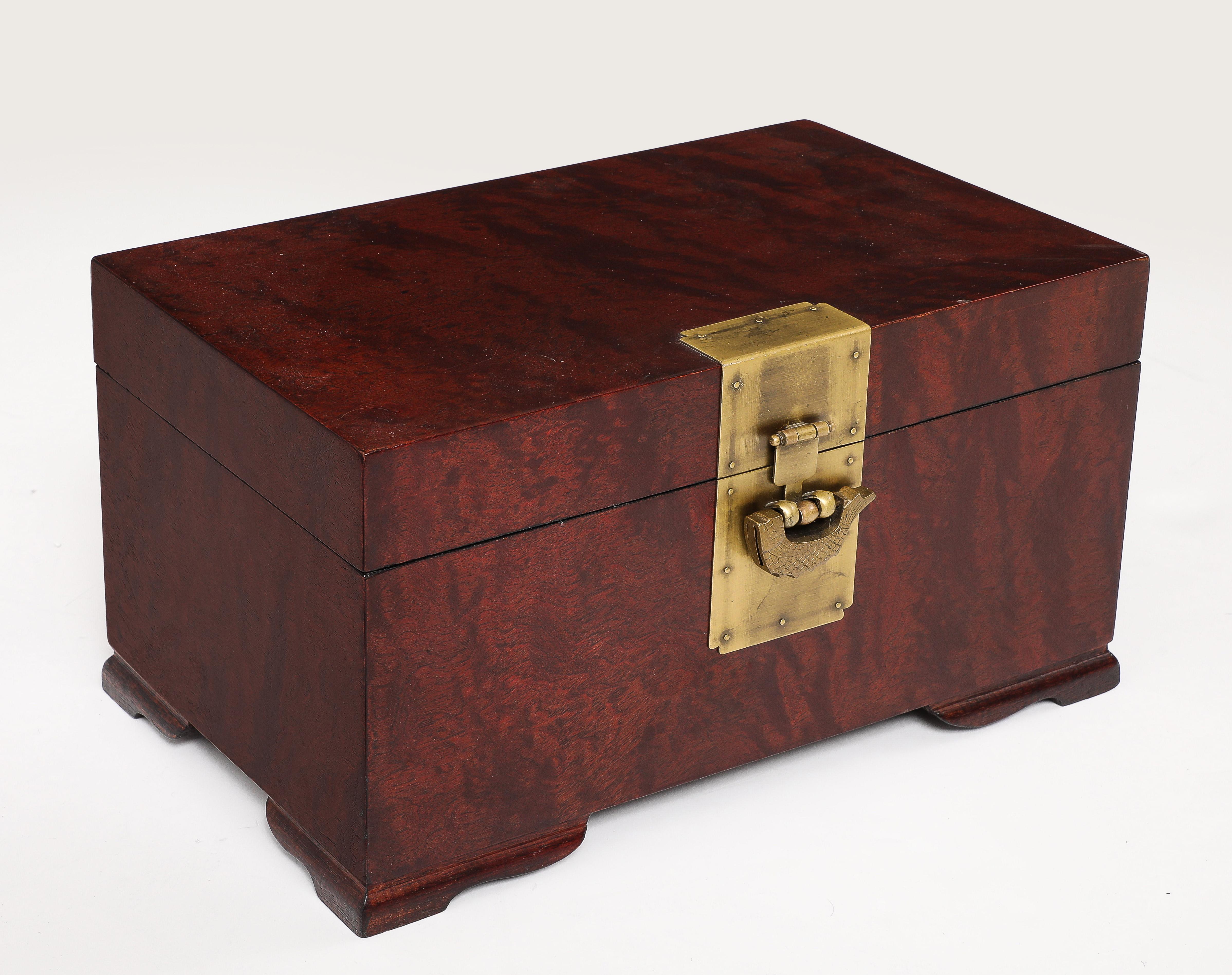 Exotisches Rosenholz  Erinnerungsstück, Dokumentenbox mit heiserem Koi-Schloss aus Messing und rotem Schlüssel mit Quaste. Die Schachtel ist mit Papier mit chinesischen Schriftzeichen ausgekleidet.