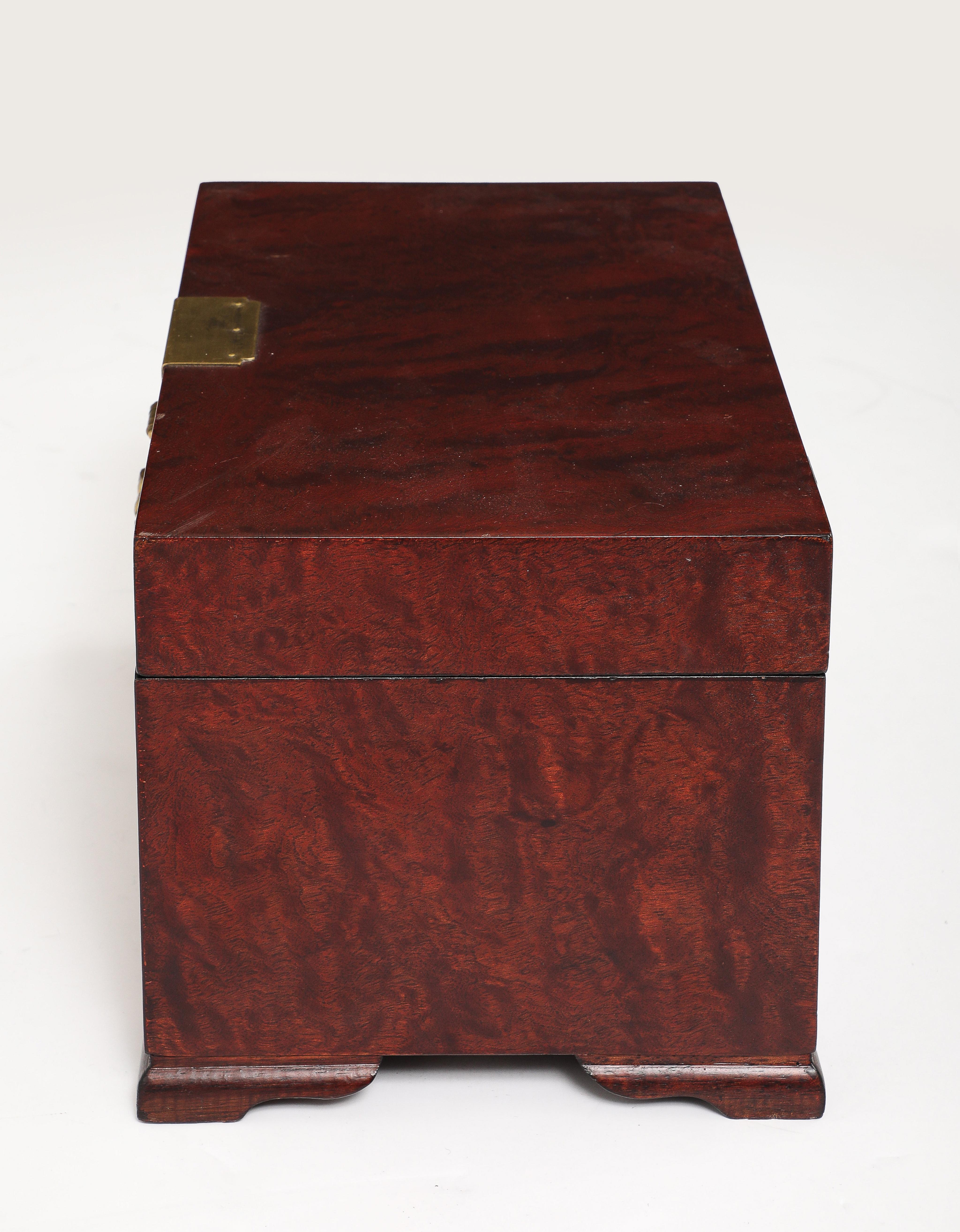 Chinesisch Export Rose Holz, Messing Koi Lock Box (20. Jahrhundert) im Angebot