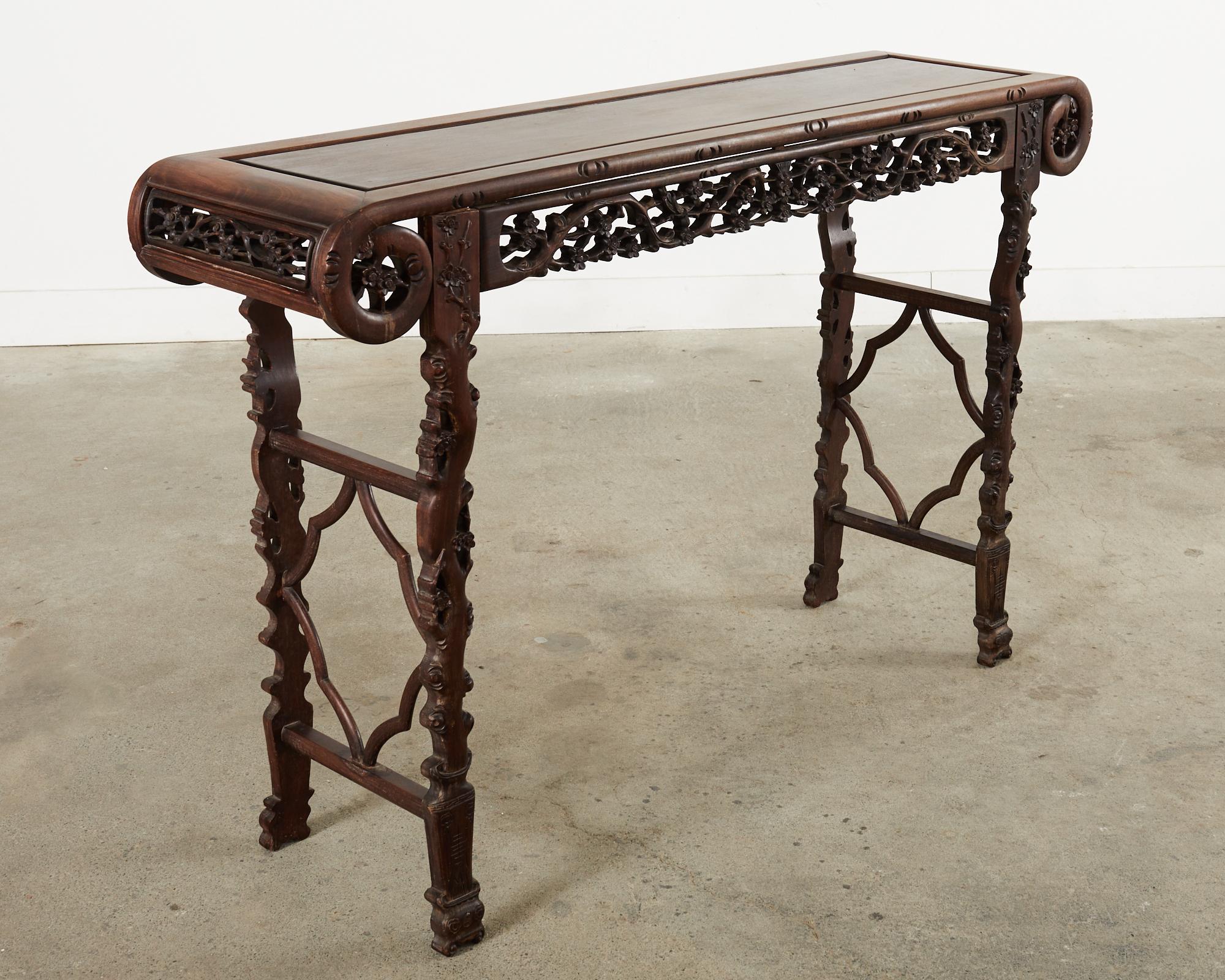 Chinesischer Export Palisander geschnitzt Altar Konsolentisch (Handgeschnitzt) im Angebot