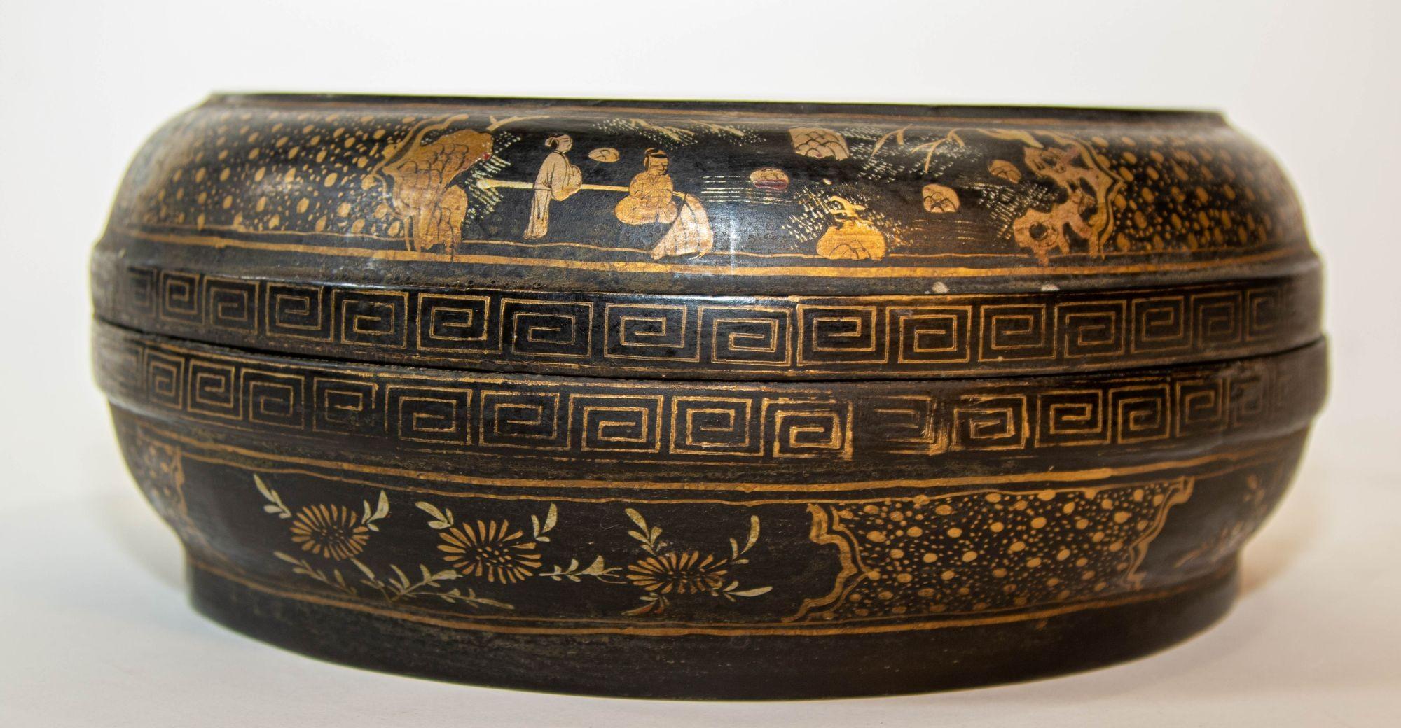 Grande scatola cinese laccata nera con numerose figure e dettagli dorati.
Scatola rotonda in lacca nera e pittura dorata, realizzata per il mercato dell'esportazione.
La scatola rotonda in lacca nera è decorata con una bellissima scena in pittura