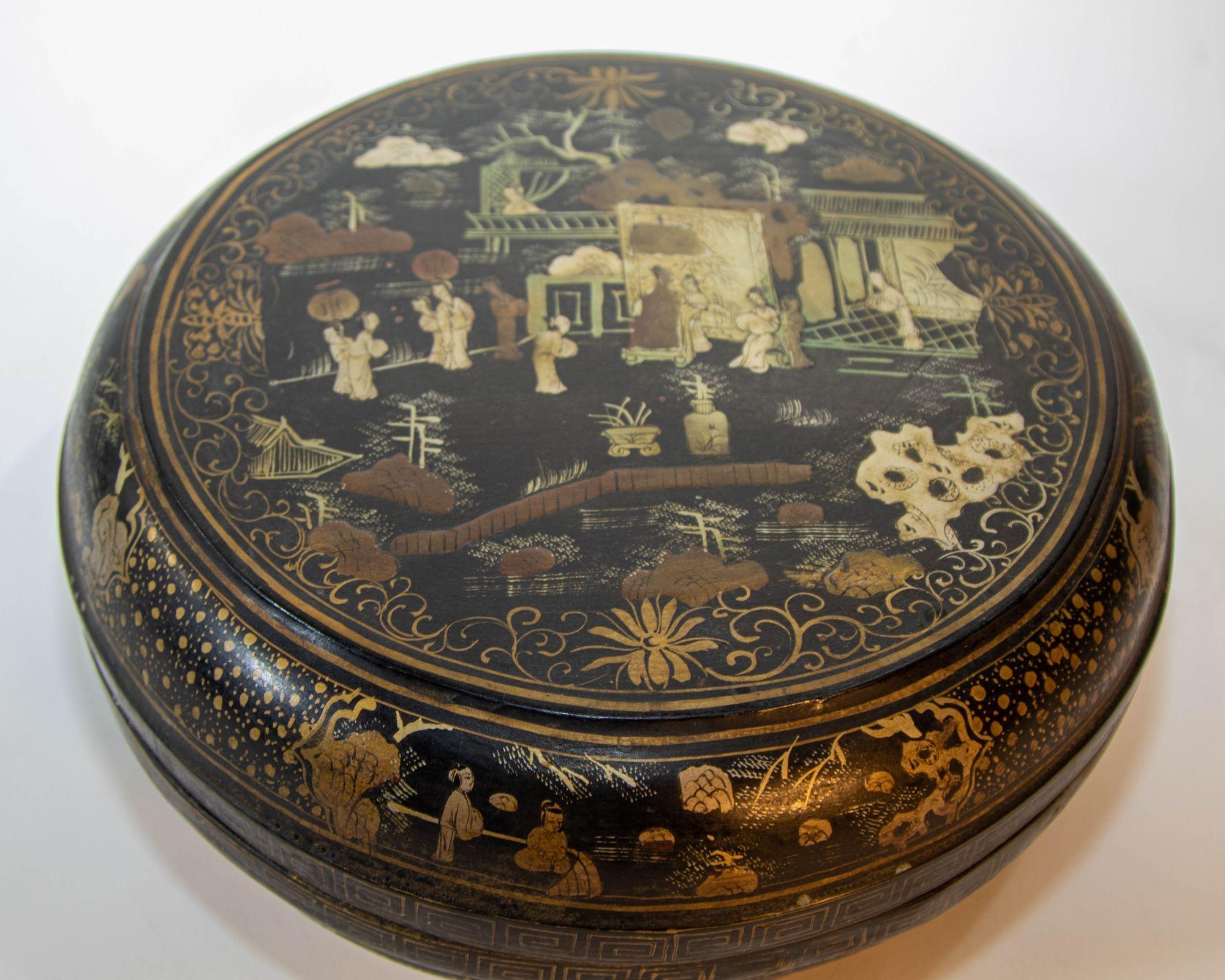 Cinese Scatola rotonda cinese d'esportazione laccata nera e dipinta d'oro 1950 in vendita