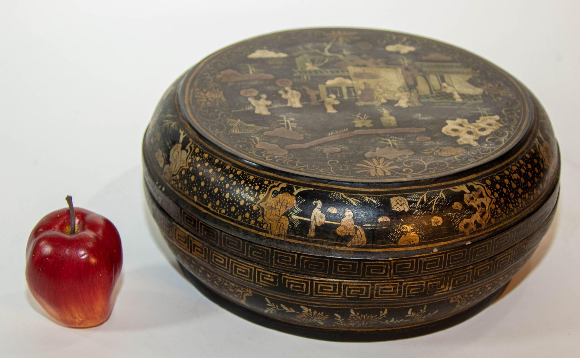 Scatola rotonda cinese d'esportazione laccata nera e dipinta d'oro 1950 in vendita 1