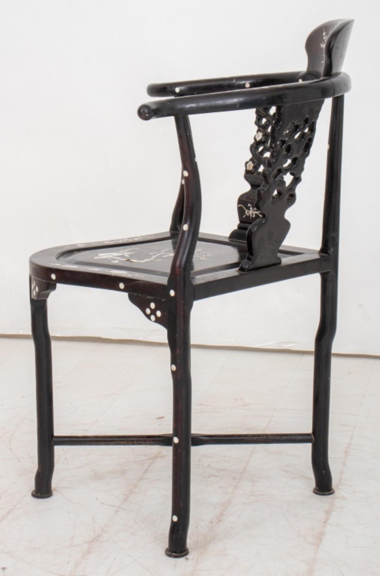 Chinese Export Shell-Inlaid Ebonized Corner Chair In Good Condition For Sale In New York, NY