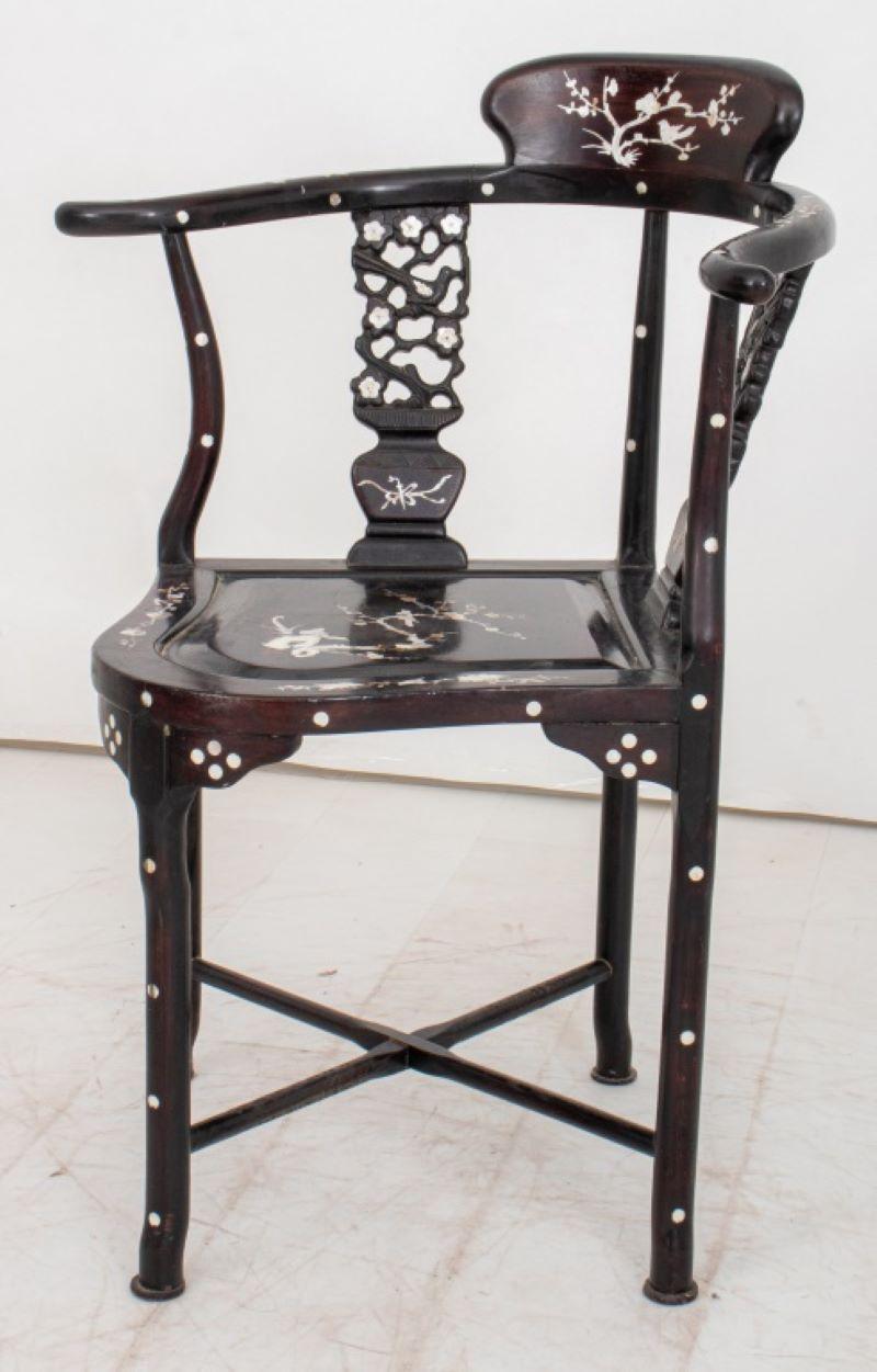 Chinese Export Shell-Inlaid Ebonized Corner Chair In Good Condition For Sale In Astoria, NY
