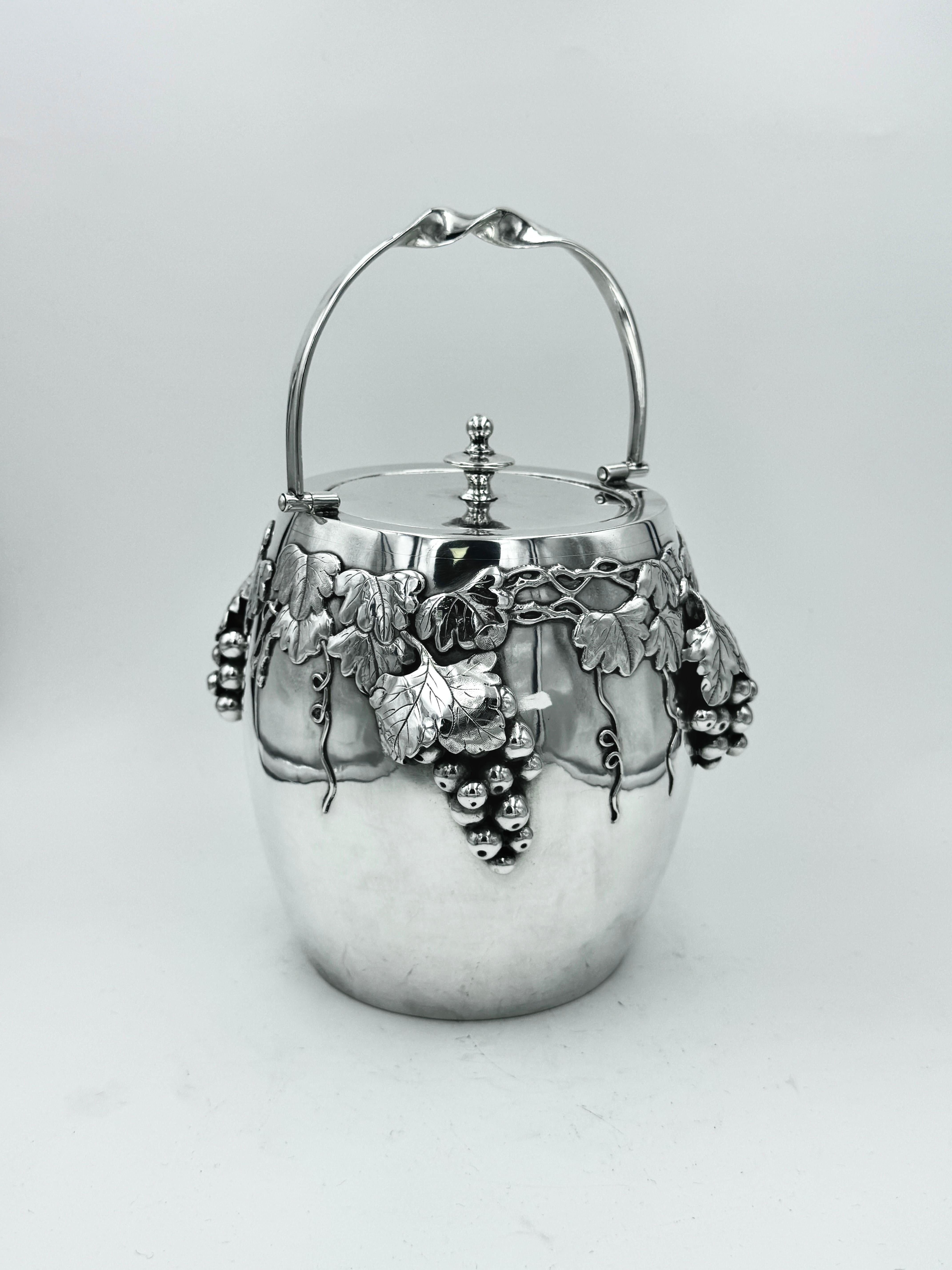 Chinese Export Silver Biscuit Box In Good Condition For Sale In London, GB