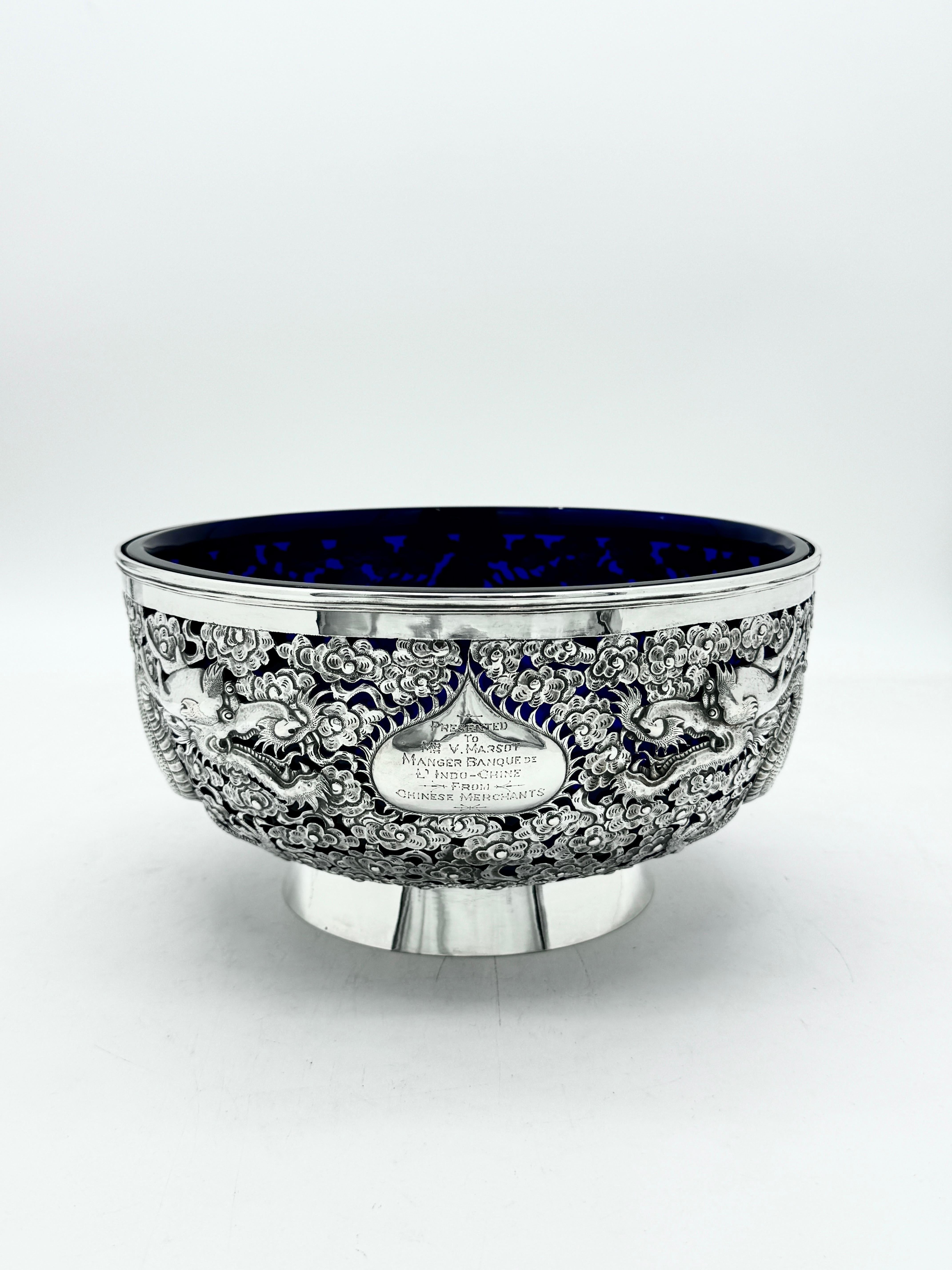 Cuenco chino de plata de exportación de hacia 1890, perforado con decoración maravillosamente detallada de dos dragones jugando con perlas y sobre un pie de collar liso. La decoración del cuenco es muy llamativa y eficaz, ya que se complementa con