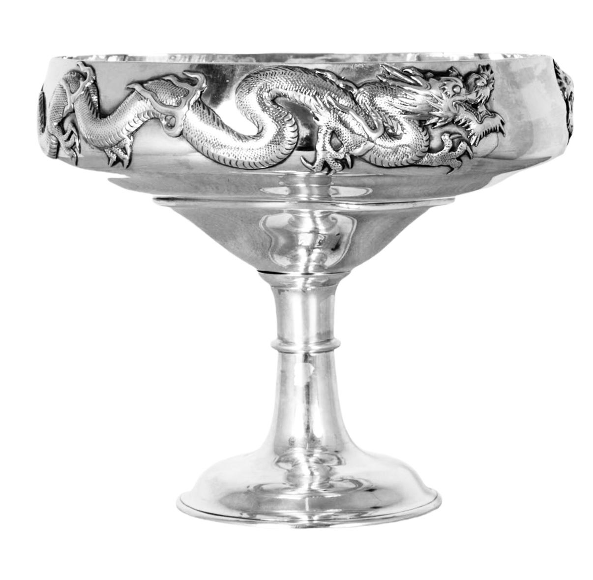 Un bol en argent chinois sur une base ronde simple. Le décor comprend deux dragons opposés appliqués sur un fond uni. Marqué LH, pour Luen Hing, un détaillant établi à Shanghai de 1890 à 1909, et avec la marque du fabricant 