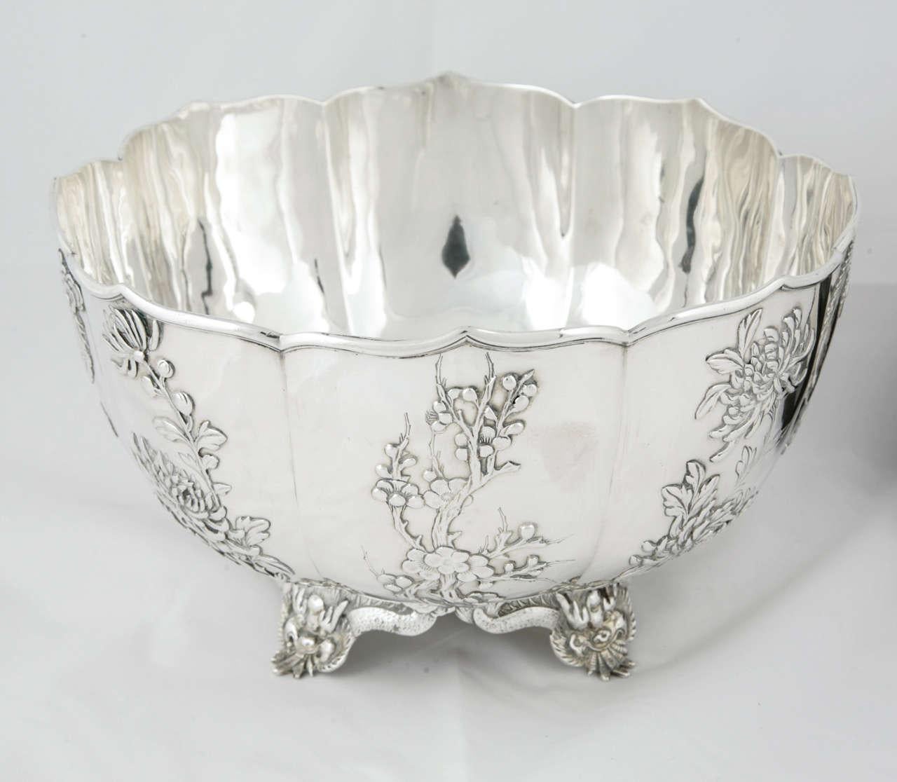 Coupe ronde en argent de Chine, de forme segmentée, décorée de chrysanthèmes, de prunus, de dragons et d'oiseaux, tous magnifiquement détaillés. Vendue par la société Wang Hing, qui était le plus grand détaillant de Chine entre les années 1860 et