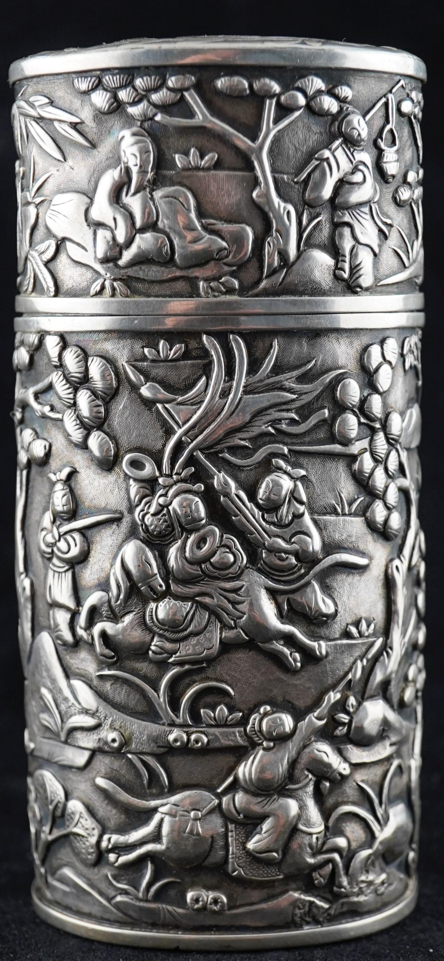 Boîte en argent repoussé d'exportation chinoise ou étui à chérot, fin du 19e siècle. Des scènes de combat finement exécutées. Marqué sur le fond 