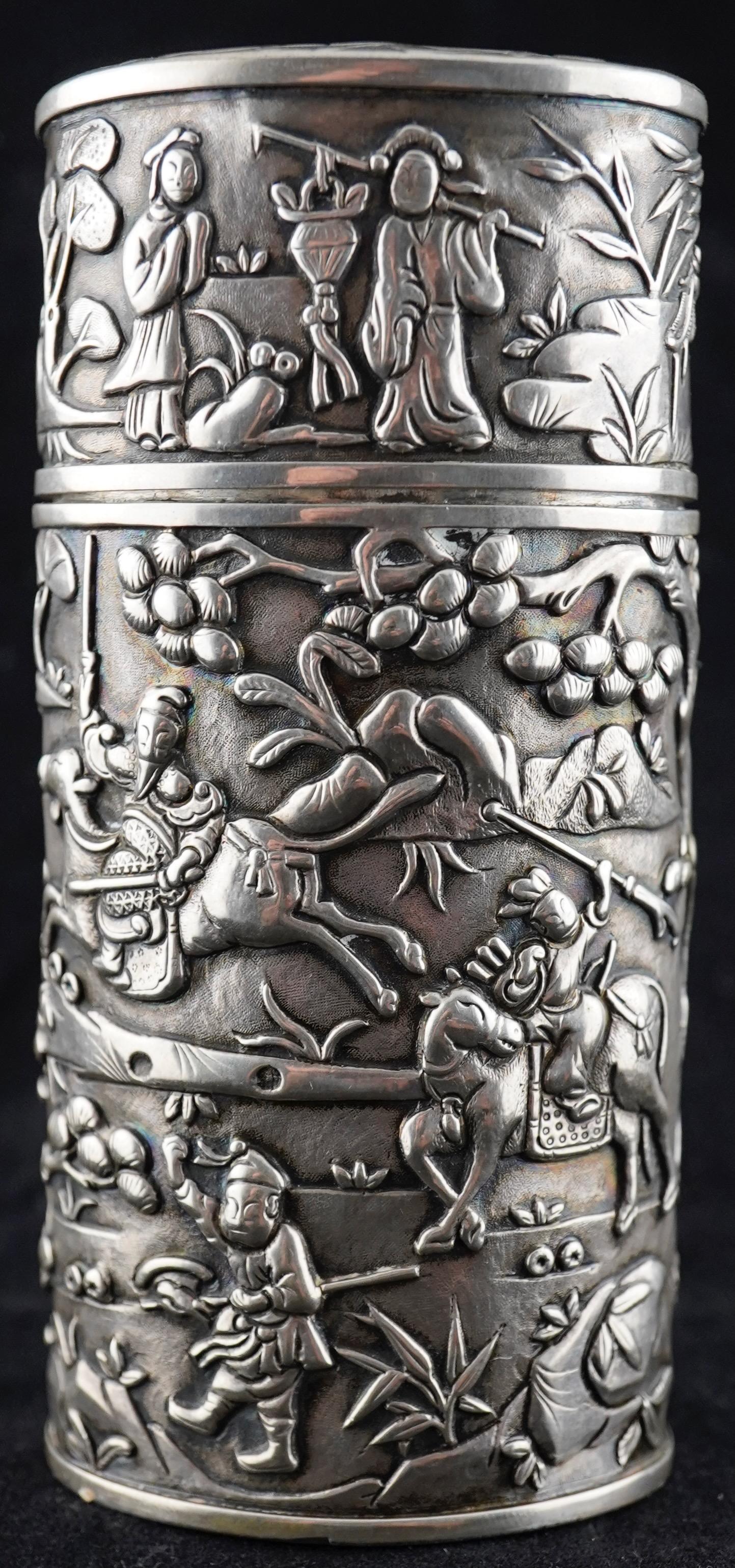 Repoussé Boîte ou étui à chérot en argent d'exportation chinoise .avec scènes de bataille en vente
