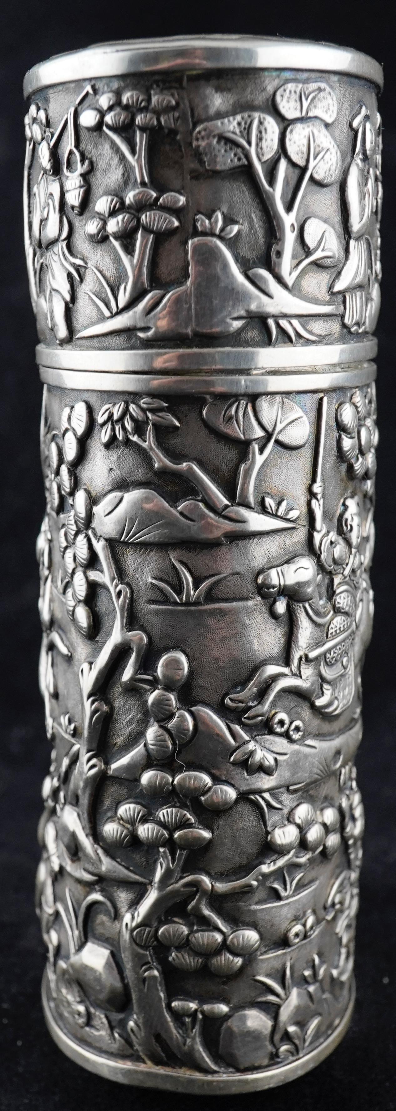 Boîte ou étui à chérot en argent d'exportation chinoise .avec scènes de bataille Bon état - En vente à Sarasota, FL