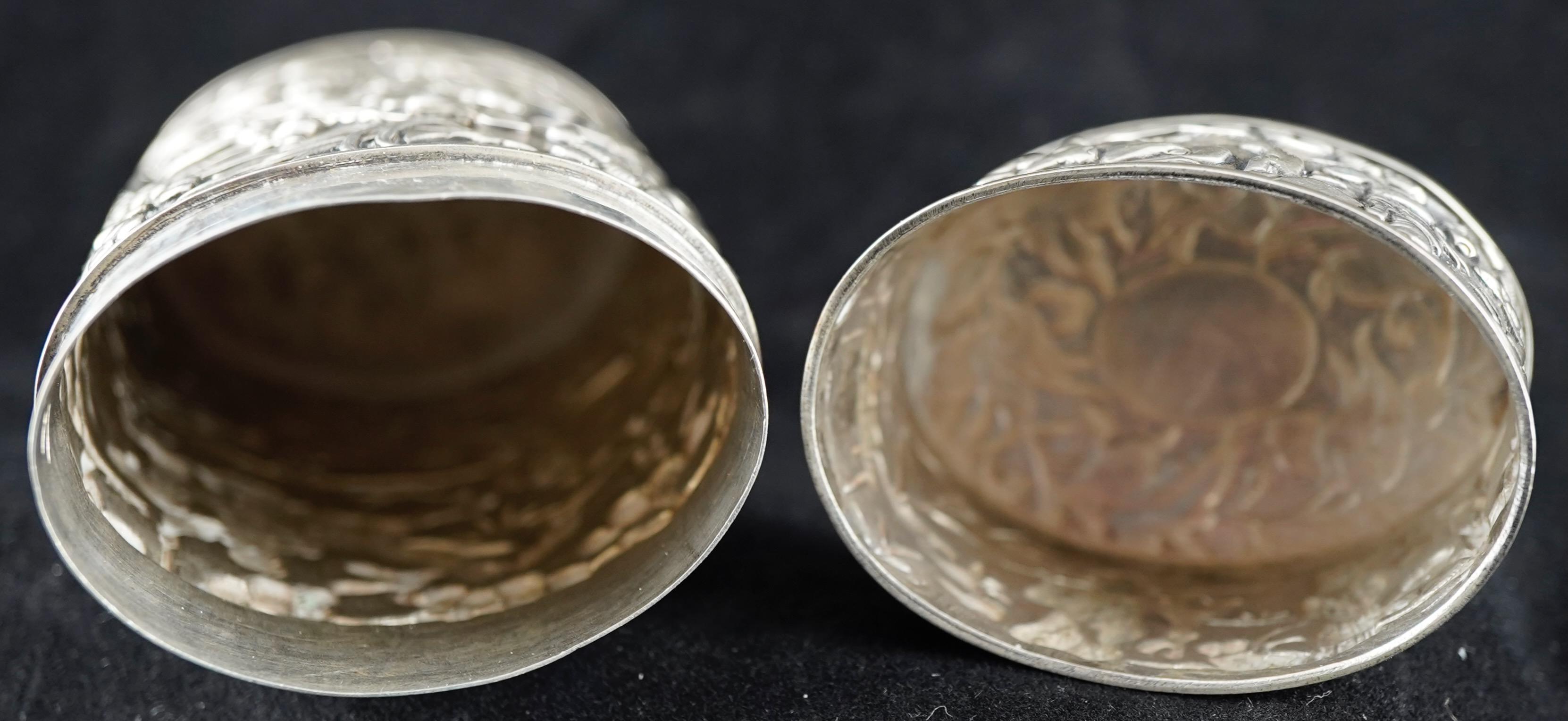 Argent Boîte ou étui à chérot en argent d'exportation chinoise .avec scènes de bataille en vente