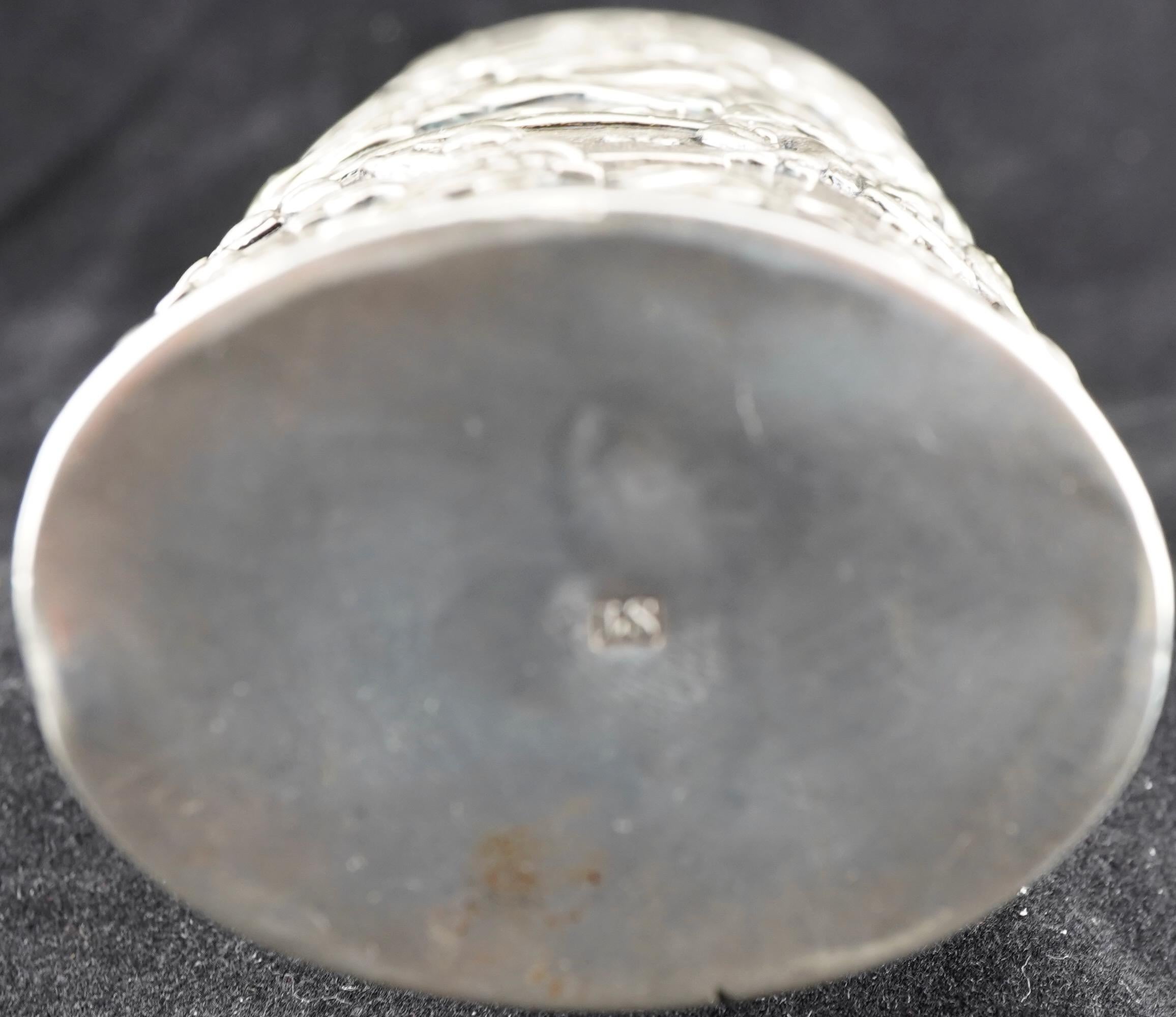 Boîte ou étui à chérot en argent d'exportation chinoise .avec scènes de bataille en vente 1