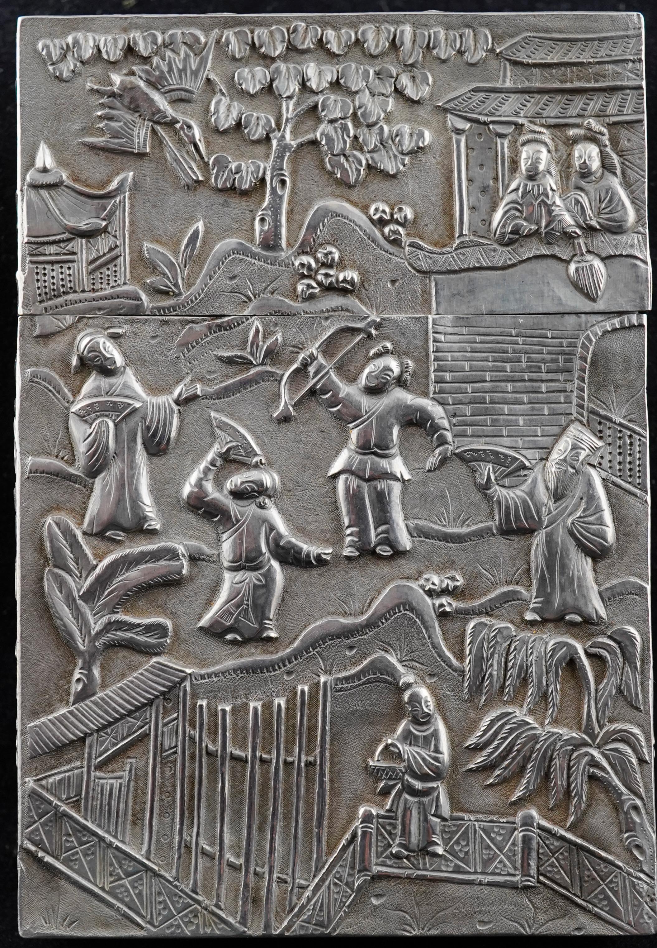 Portacarte cinese in argento repousse con scene di battaglia.  Peso di 2 once troy, nessun segno d'argento.
Firmato 