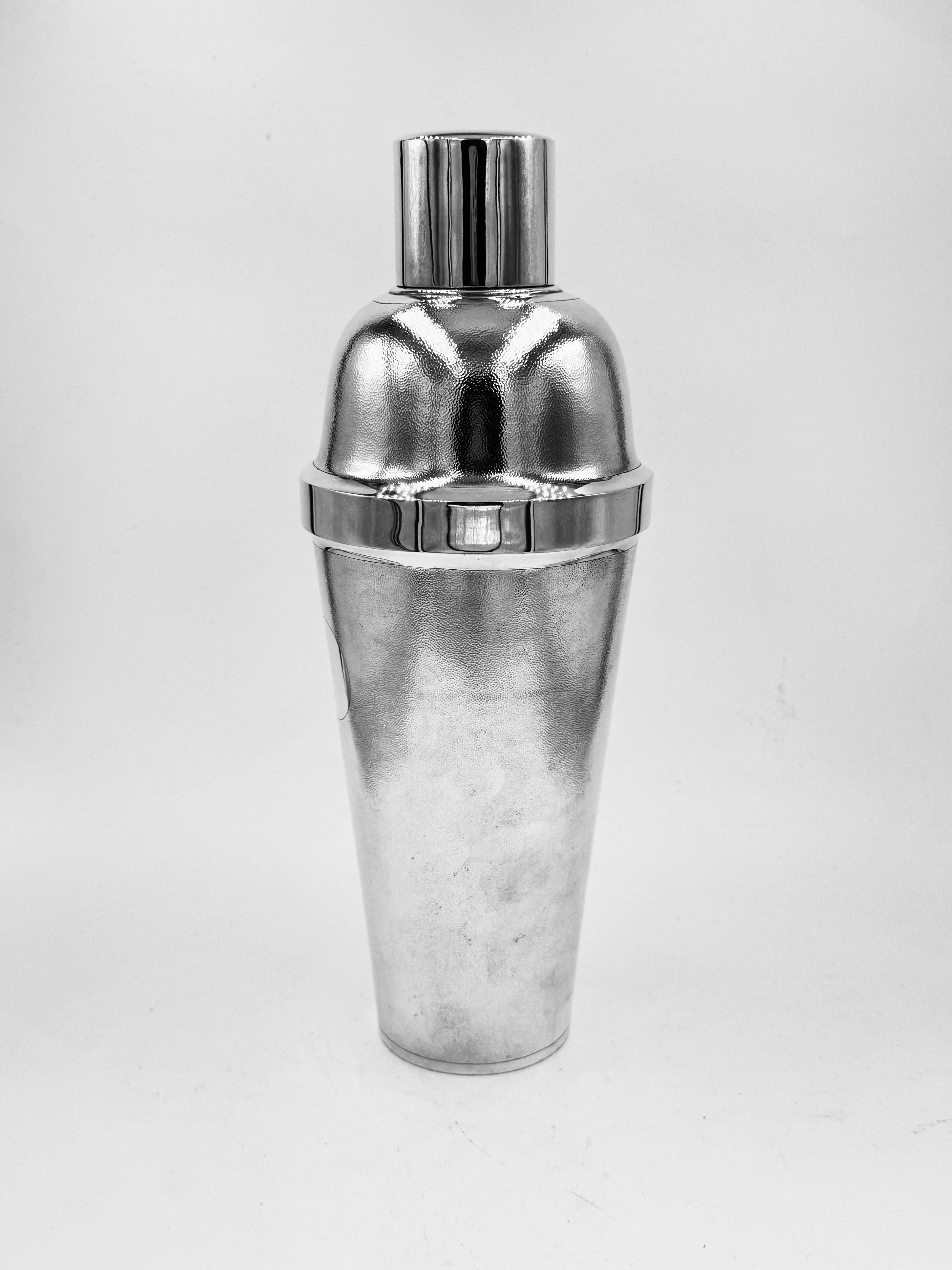 Shakers cinese in argento, di forma tradizionale con un fondo opaco sulla maggior parte del corpo, uno spazio circolare semplice per eventuali incisioni, un tappo di misura semplice e una fascia semplice intorno alla base del coperchio.
Questo