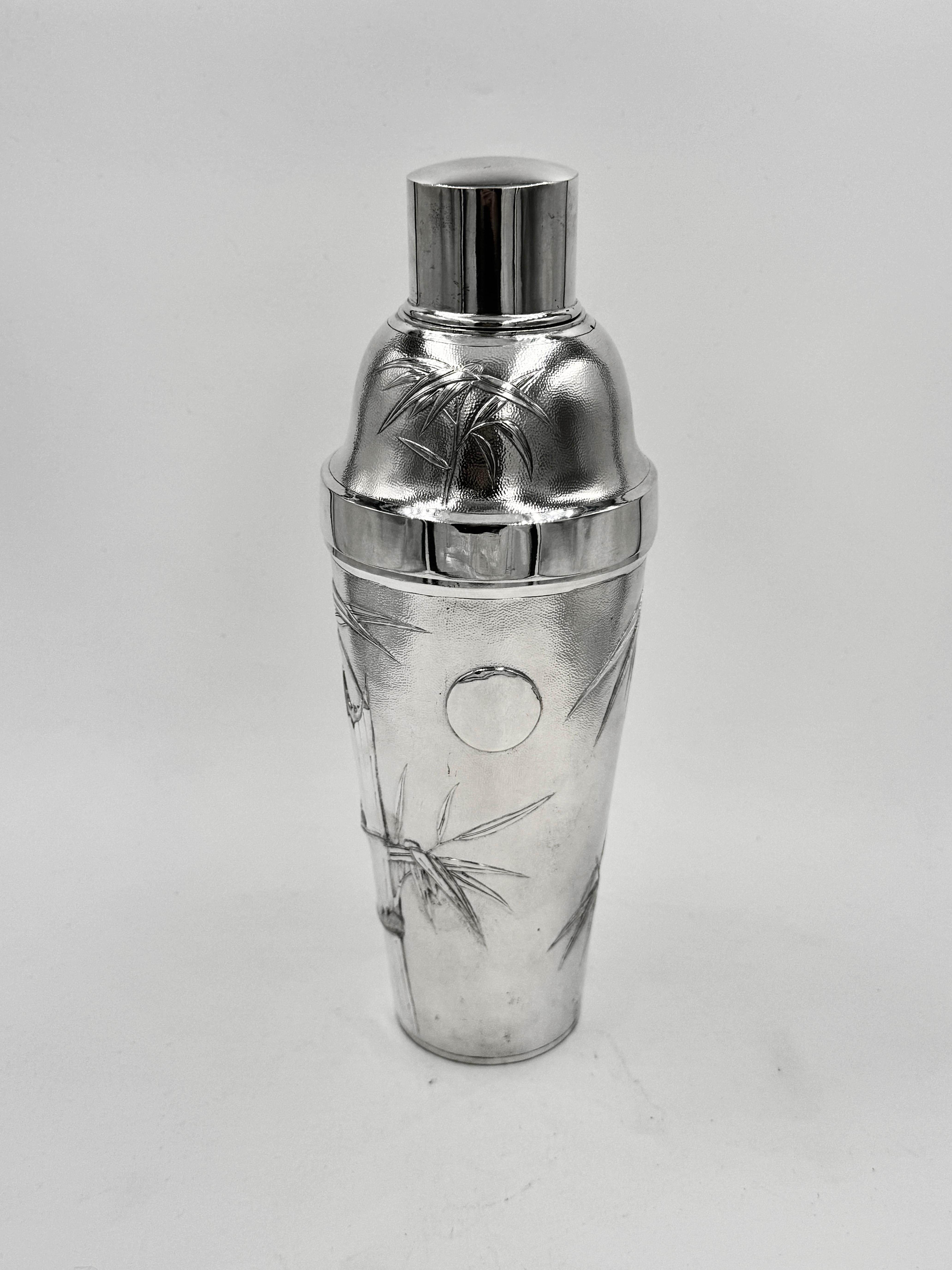 Coctelera china de plata de exportación, c1925, repujada y cincelada con decoración de bambú sobre fondo mate, con una única cartela redonda vacante. 
Marcado con TC, de Tuck Chang, minorista de Shanghai, y con la marca de fabricante de Ping