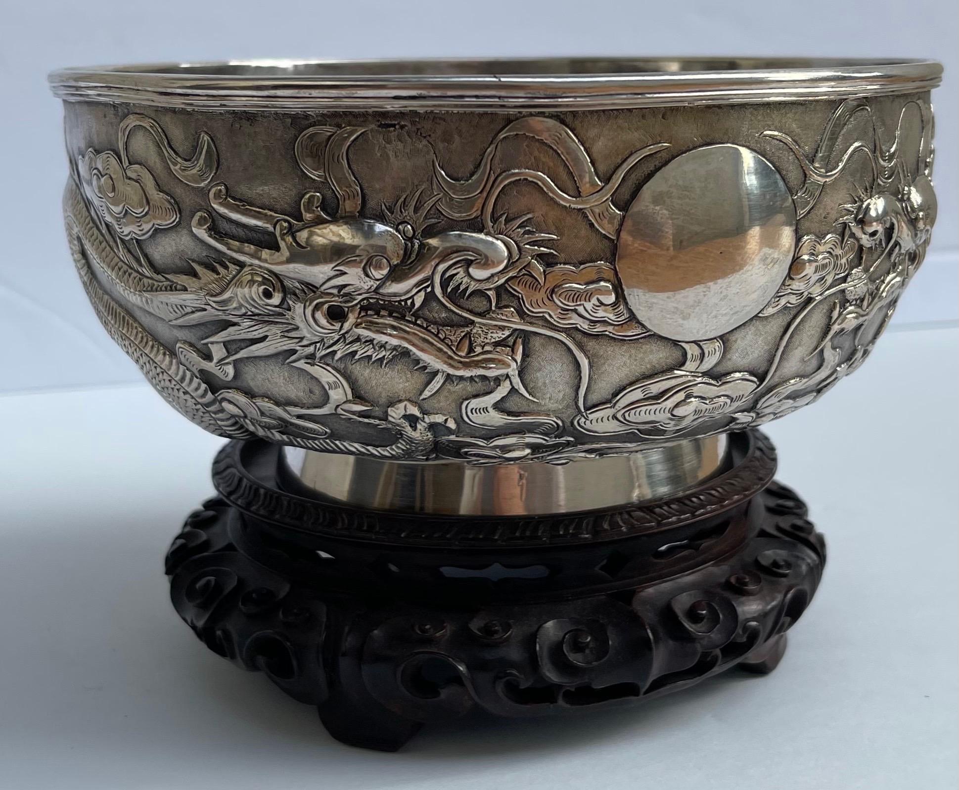 Bol à dragon en argent d'exportation chinoise sur Stand en vente 5