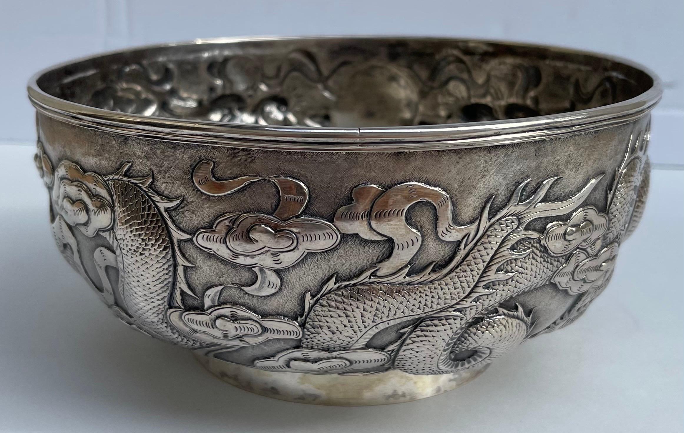 Chinois Bol à dragon en argent d'exportation chinoise sur Stand en vente