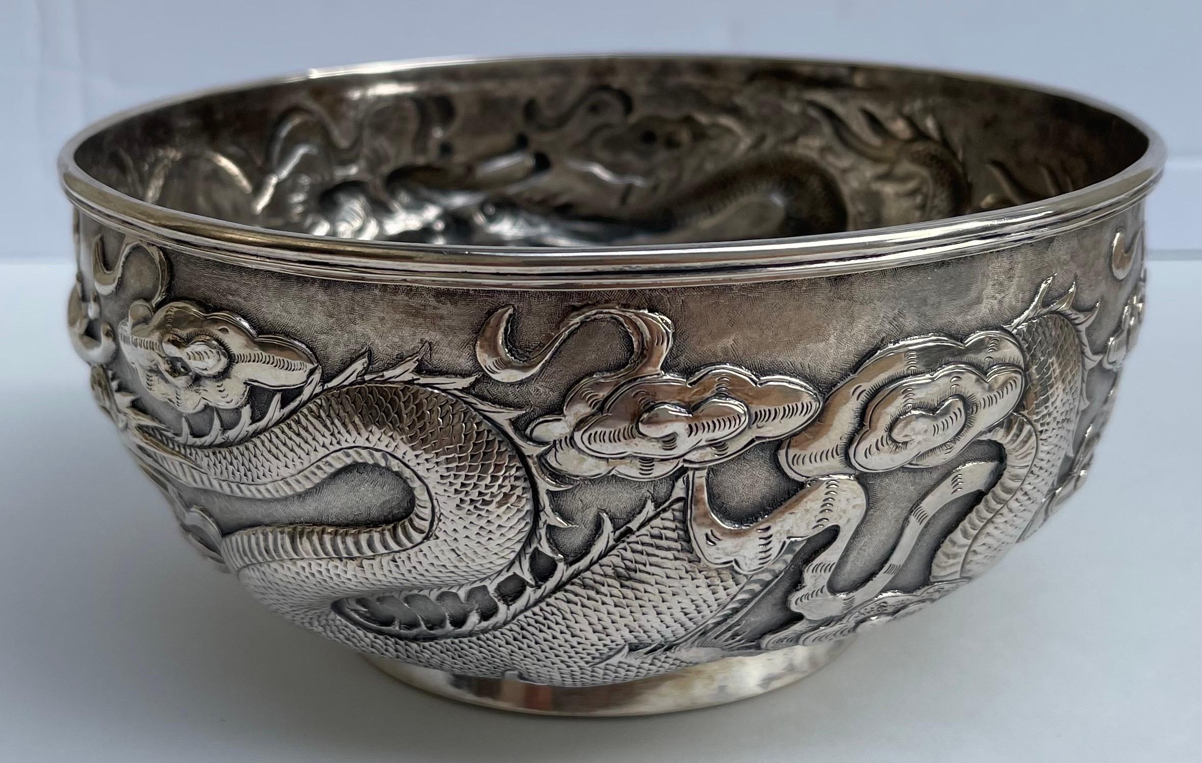 Repoussé Bol à dragon en argent d'exportation chinoise sur Stand en vente