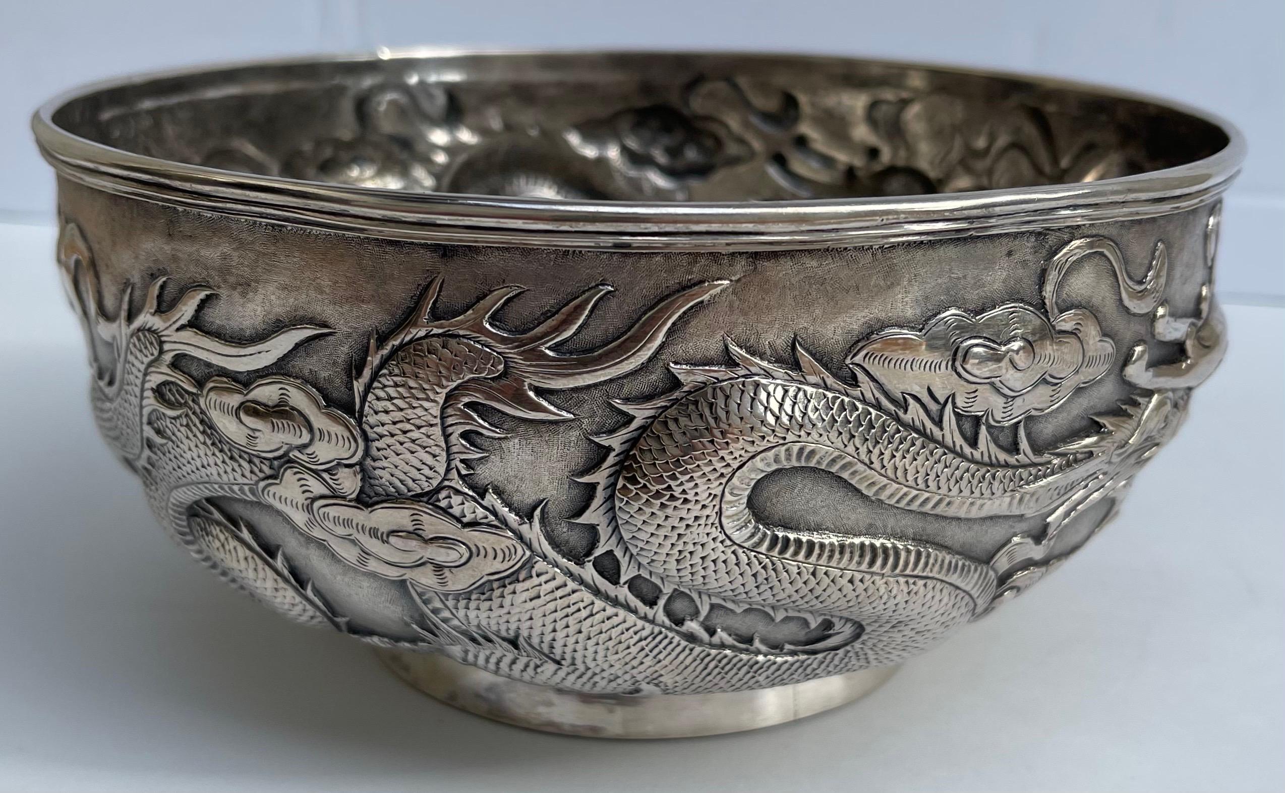 Bol à dragon en argent d'exportation chinoise sur Stand Bon état - En vente à Stamford, CT