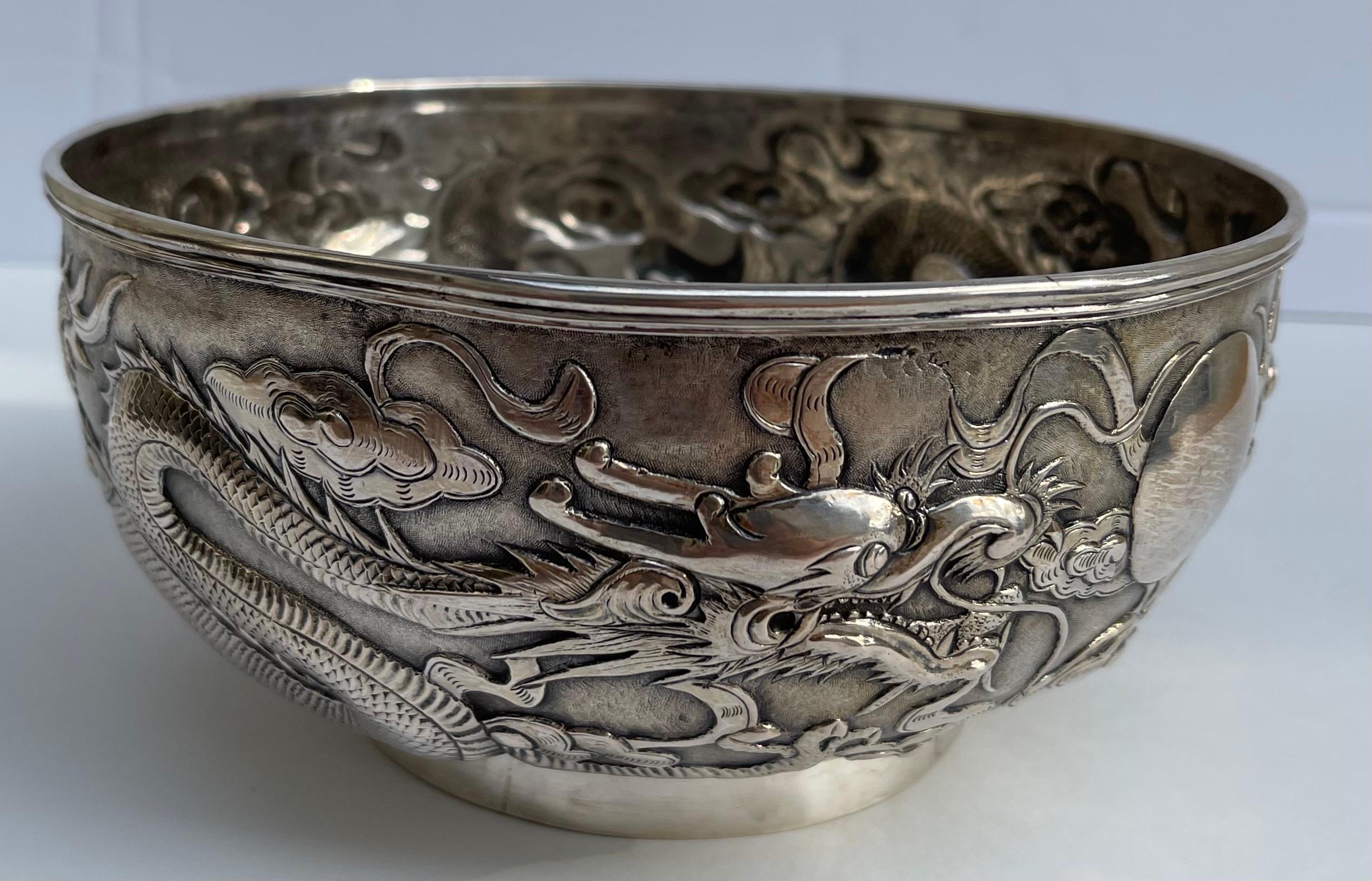 XIXe siècle Bol à dragon en argent d'exportation chinoise sur Stand en vente