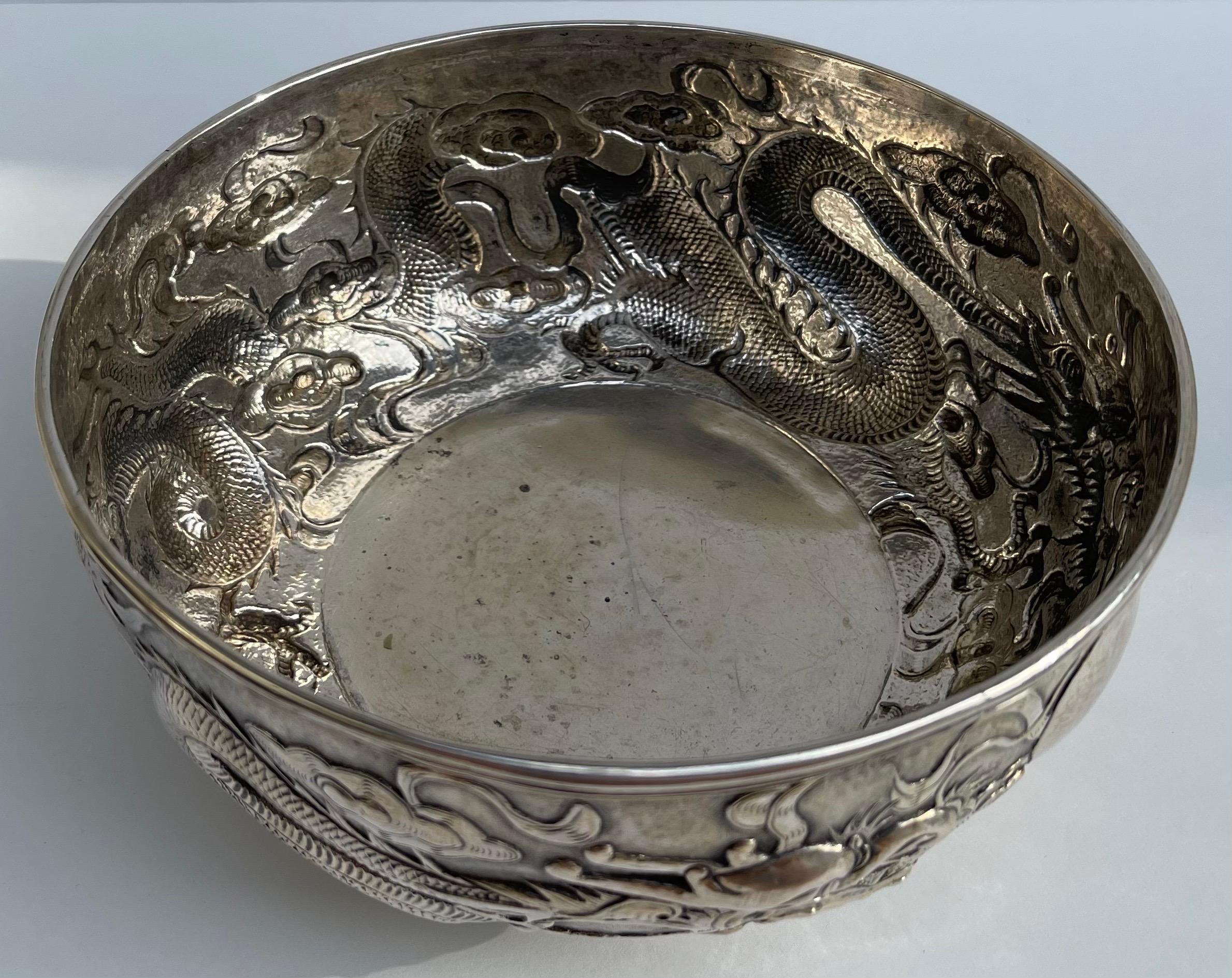 Argent Bol à dragon en argent d'exportation chinoise sur Stand en vente