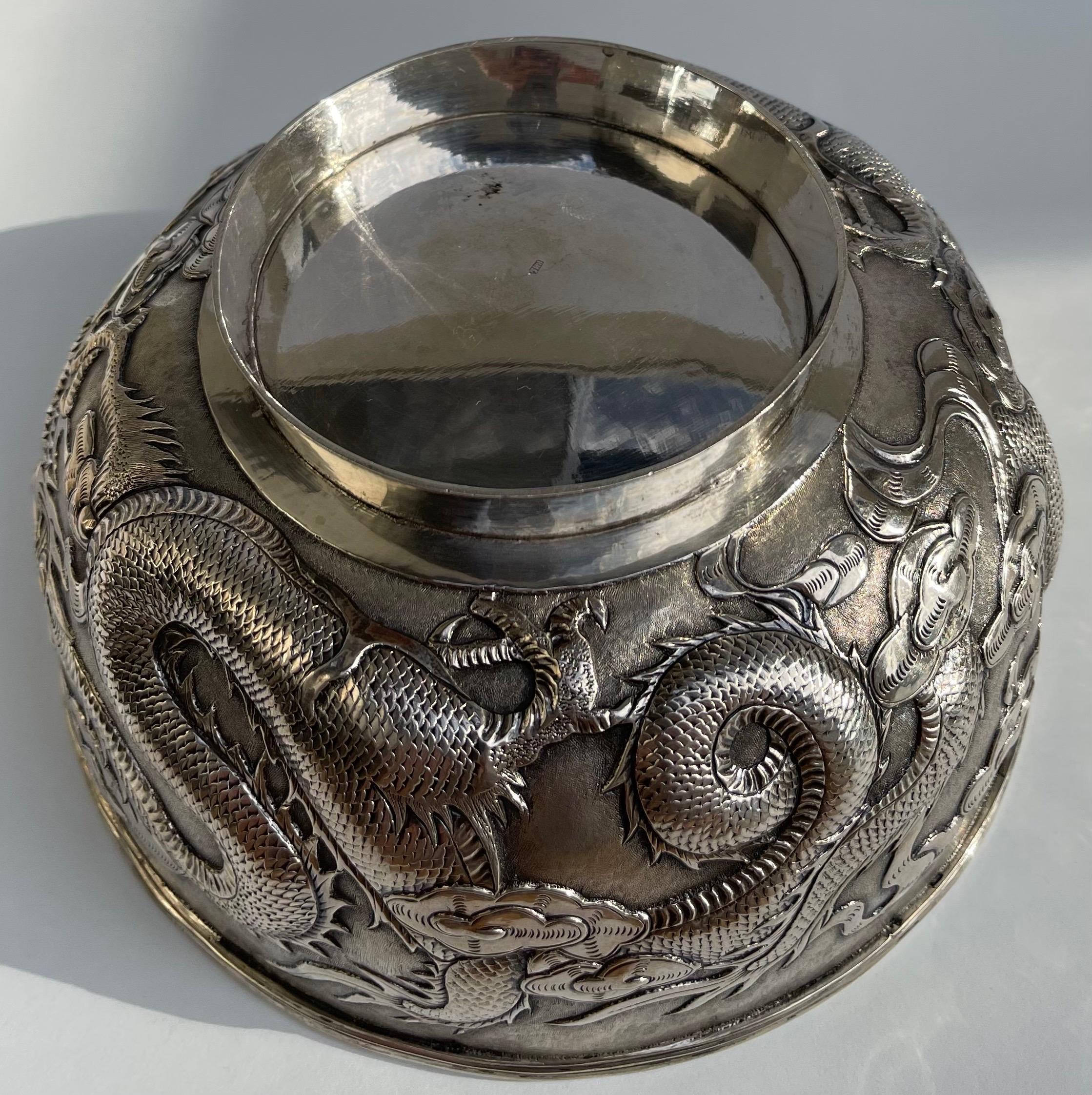 Bol à dragon en argent d'exportation chinoise sur Stand en vente 1